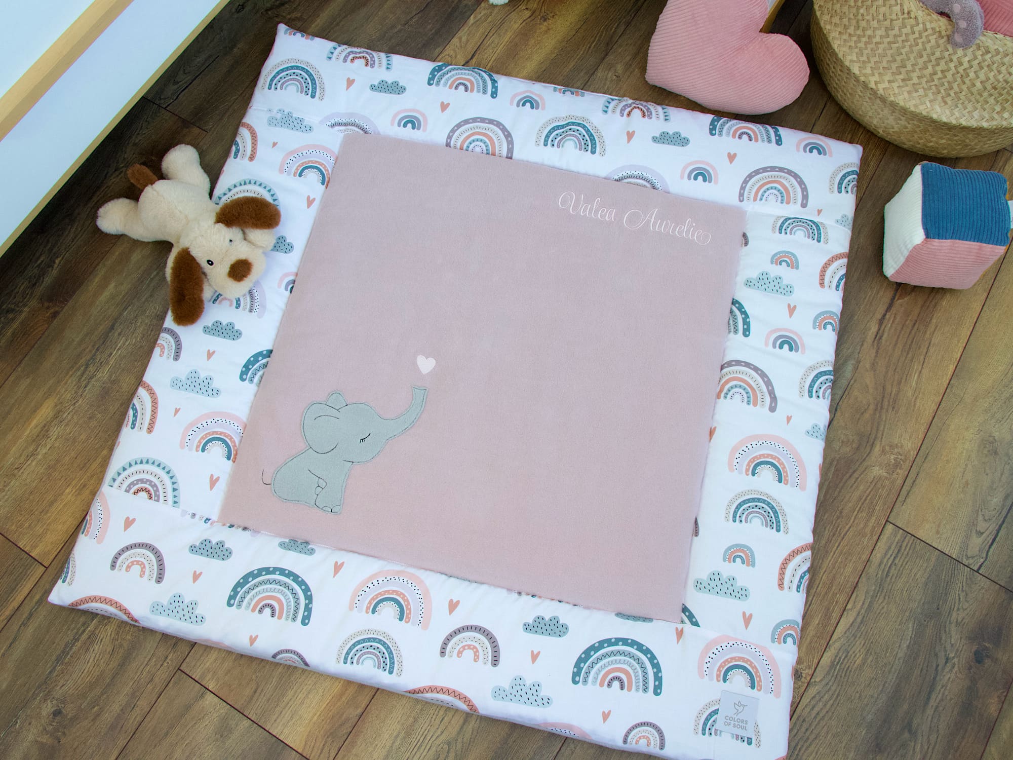 Personalisierte Krabbeldecke - pastell Regenbogen und Herzen / Baumwollfleece altrosa