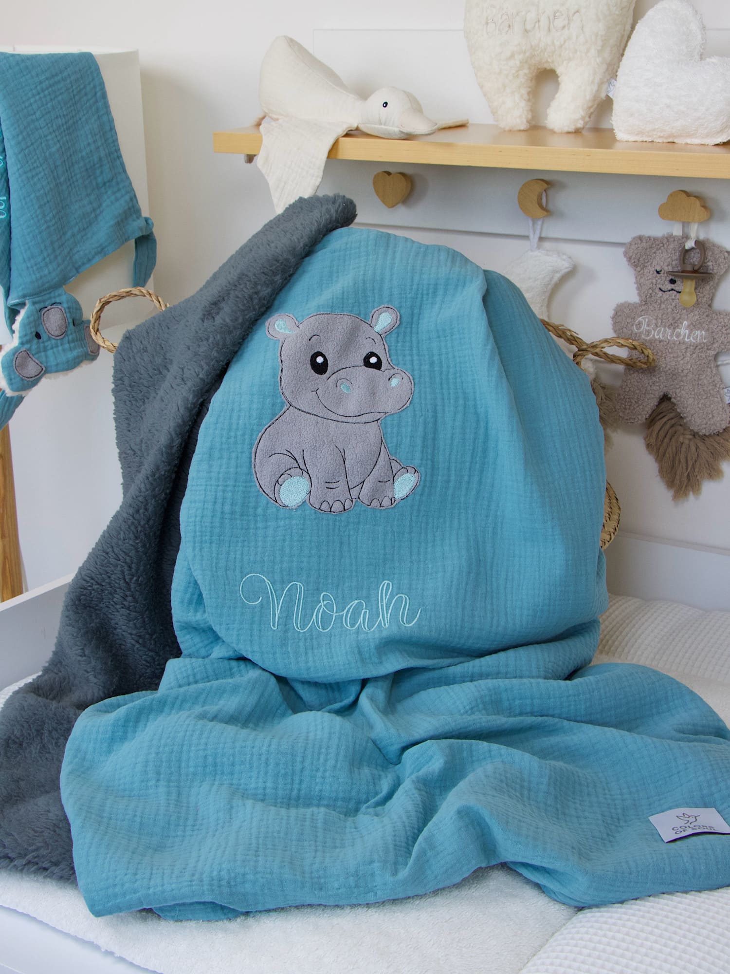 Personalisierte Namen-Stickerei auf Babydecke Aqua - individuelle Bestickung mit Wunschname in verschiedenen Schriftarten und Farben
