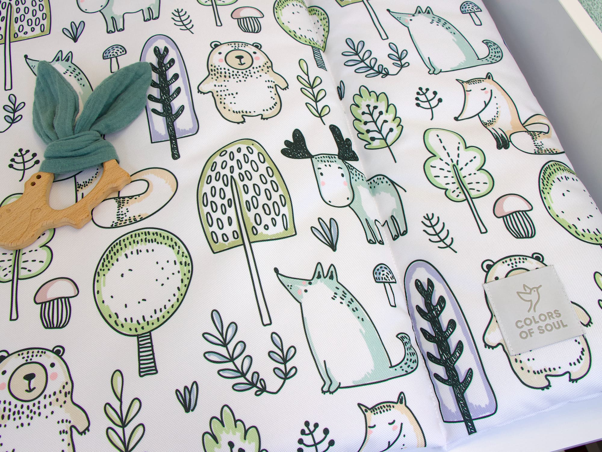 Abwaschbare Wickelauflage mit Waldfreunde-Muster – liebevolles Design mit Waldtieren und Pflanzen