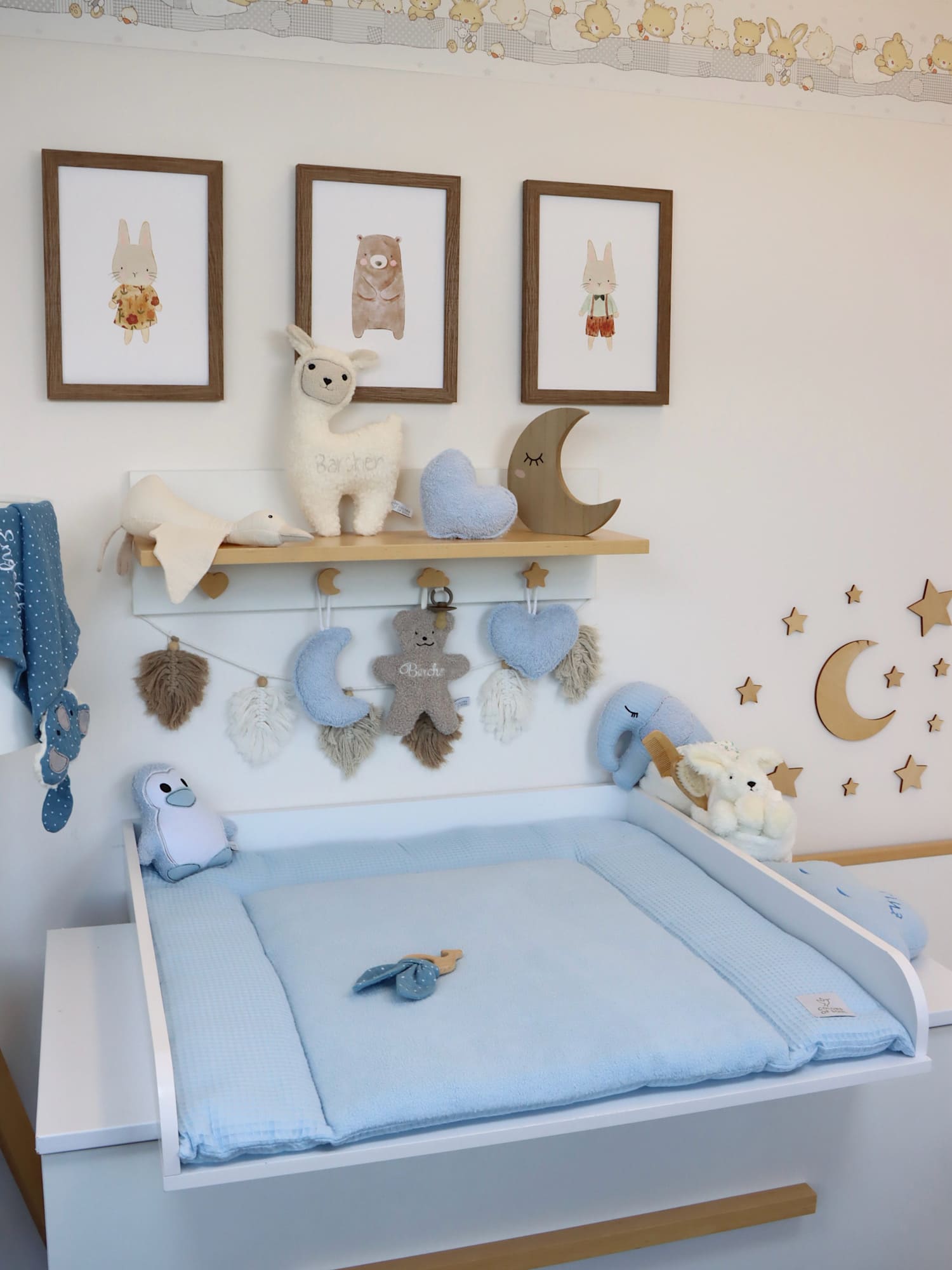 Wickelauflage hellblau im Babyzimmer – weiche Mitte aus Fleece und strukturierter Waffelpique-Rand