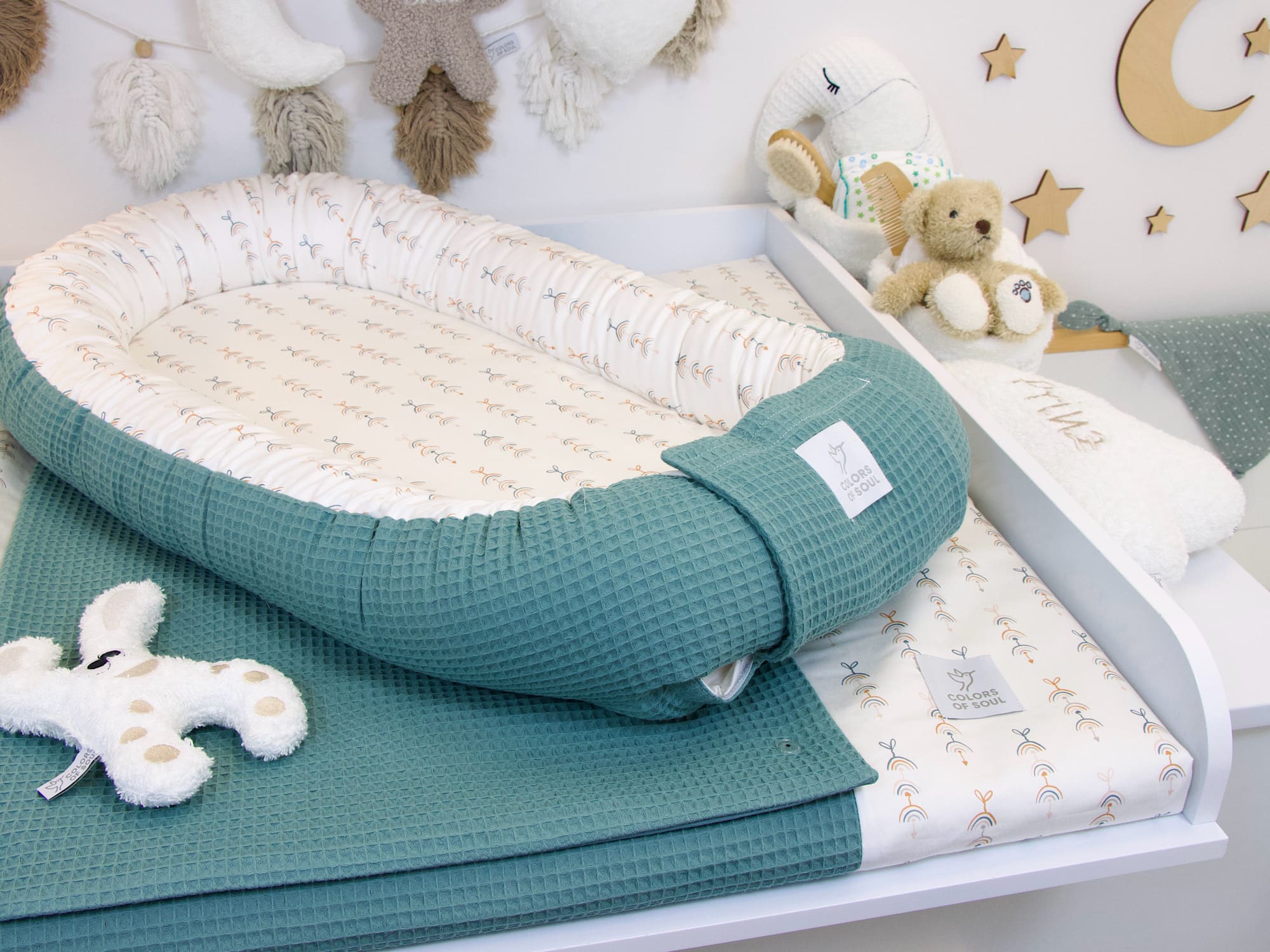 3-er SET - Wickelauflage mit Inlett, Babynest, Bettrolle - Mobile Regenbogen / Waffelpique altgrün