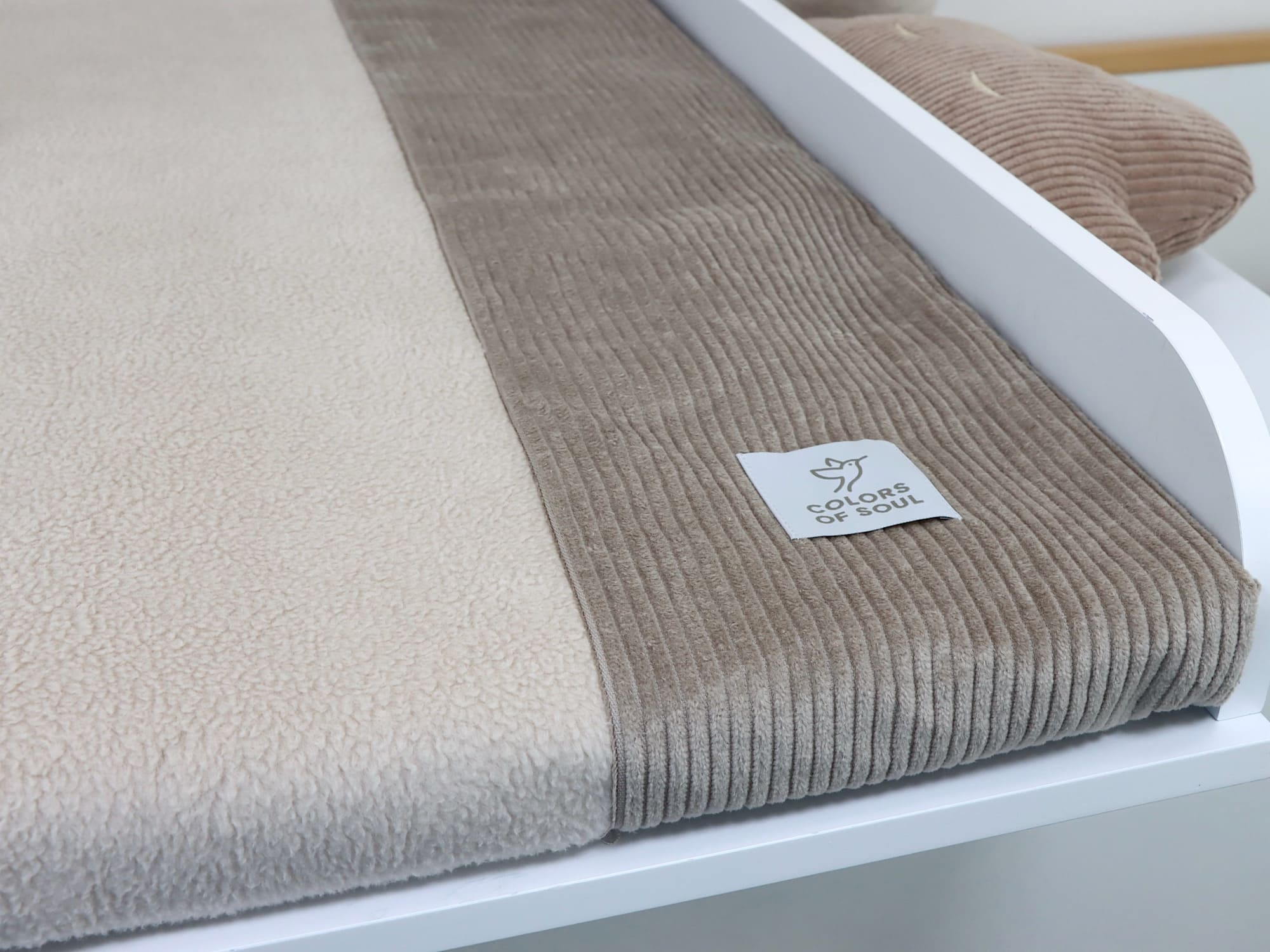 Edle Wickelauflage aus Cord Beige und Baumwollfleece Beige – handgemachte Qualität mit Label „Colors of Soul“.