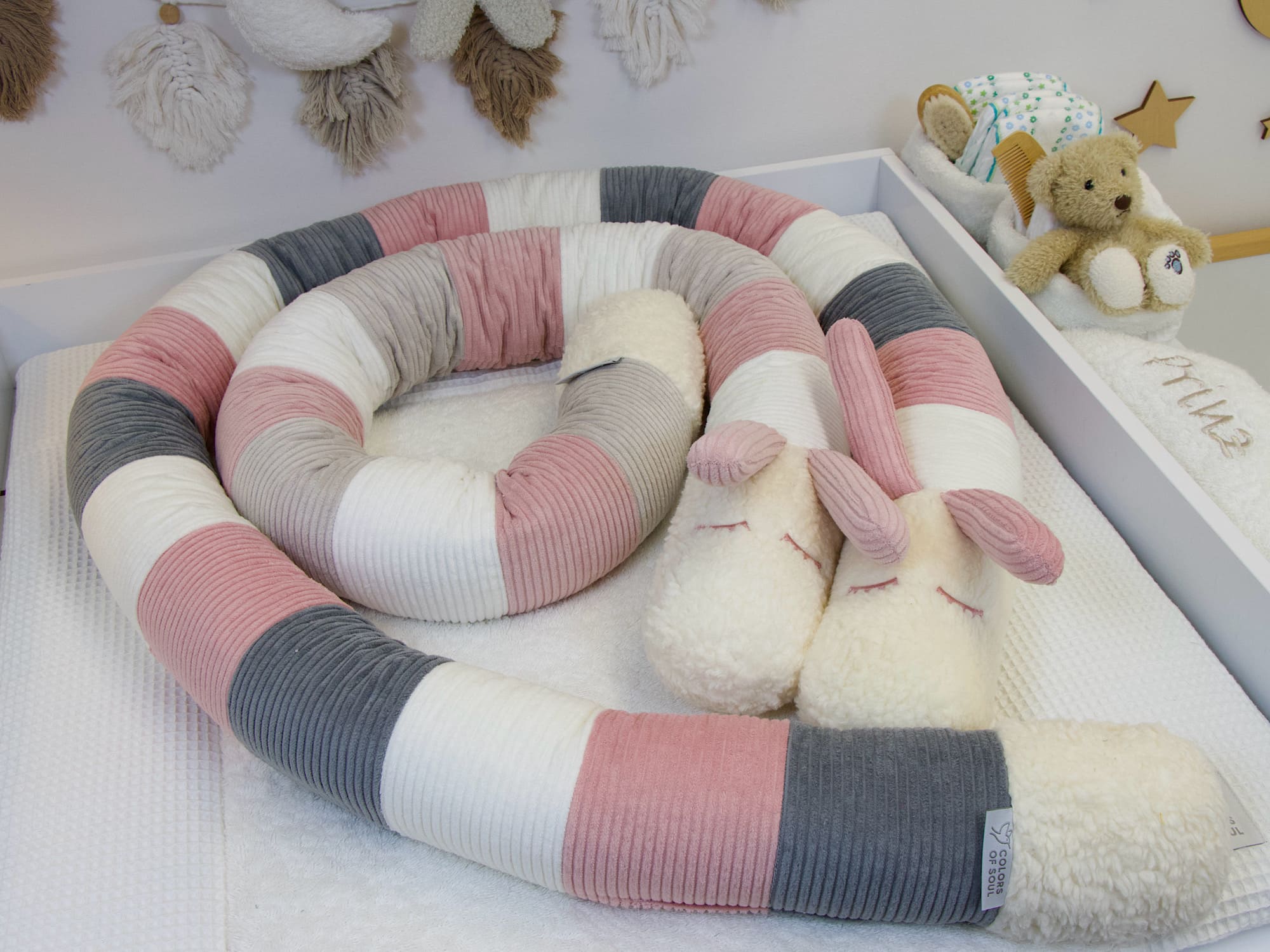 Bettschnecke und kleinere Puckschnecke aus Cord in Creme, Altrosa und Grau