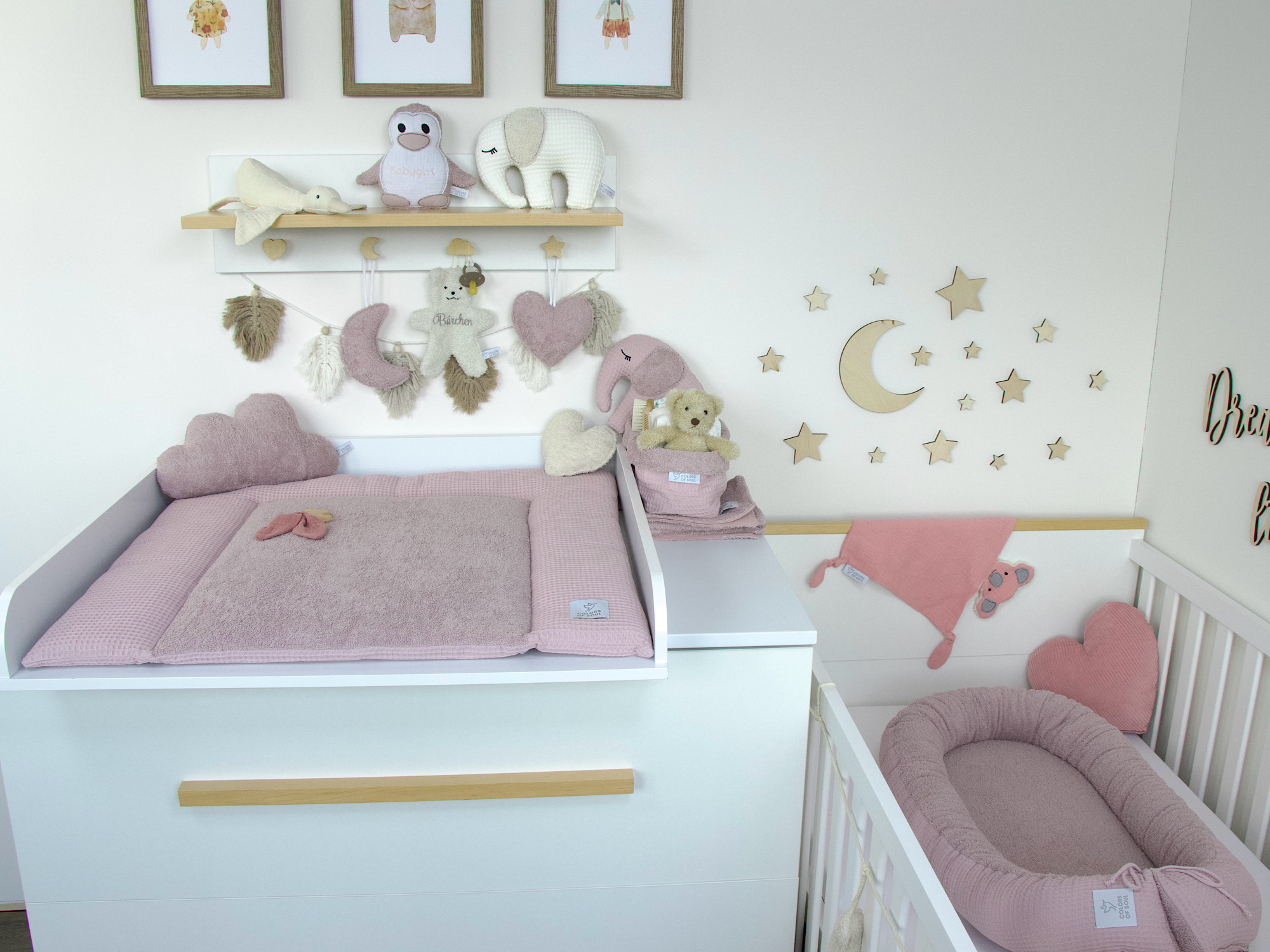 Detailaufnahme Babynest Altrosa – weiche Oberfläche, Schleifenverschluss & feine Struktur aus Waffelpique