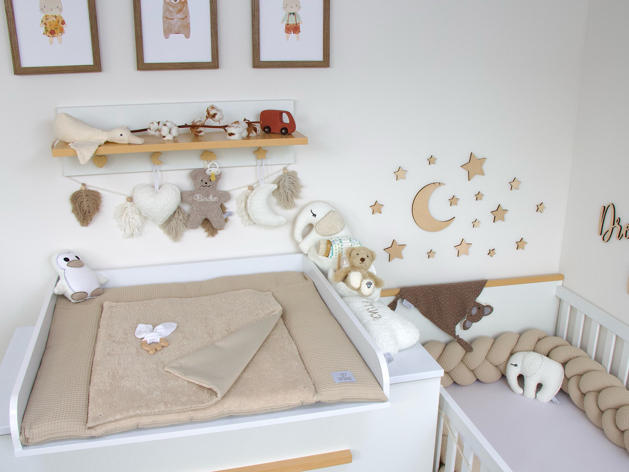 Wickelauflage Beige aus Waffelpique und Frottee auf Wickelkommode – sanfte, neutrale Farben für ein harmonisches Babyzimmer