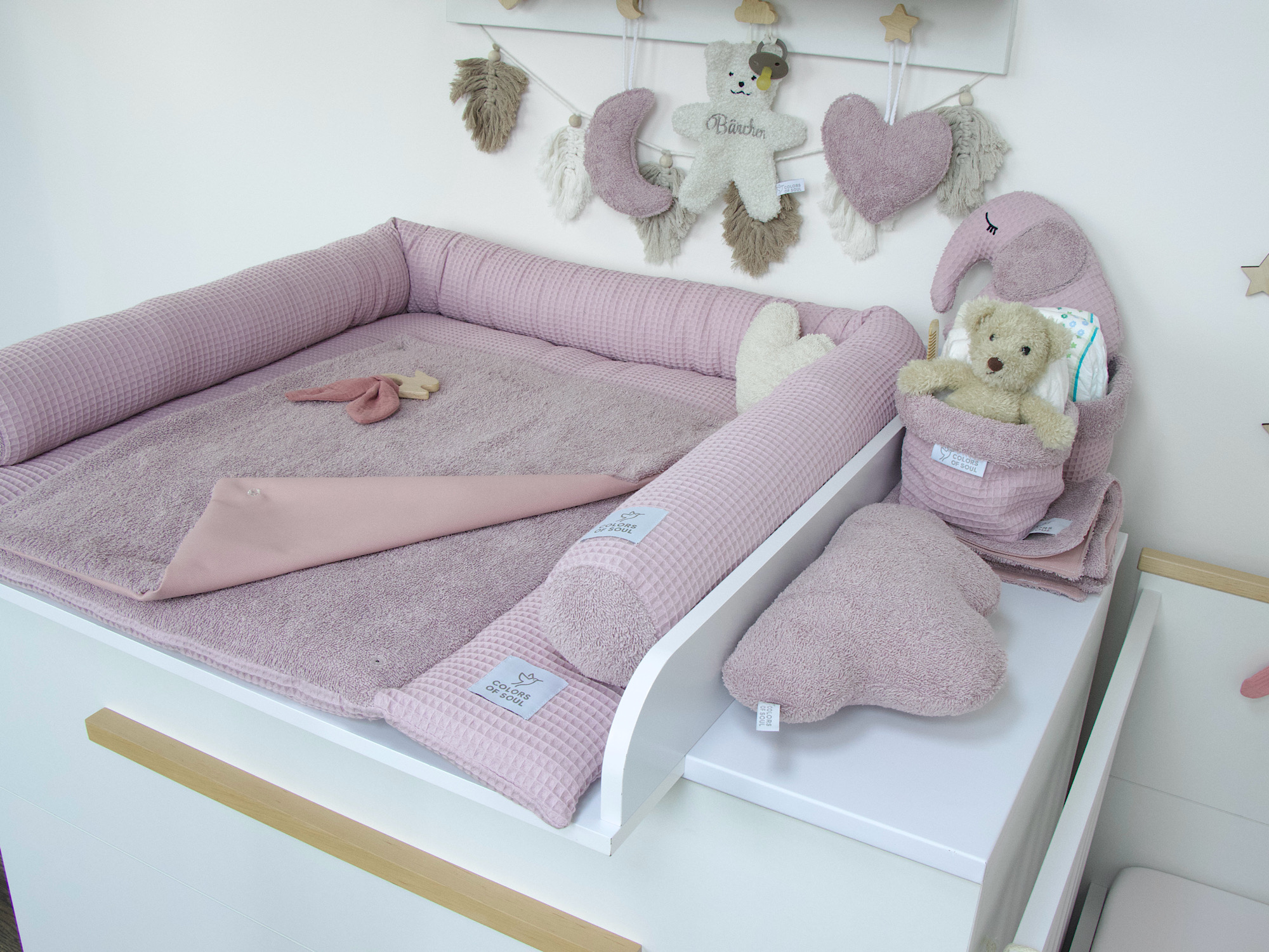 Kuschelige Bettschlange in Altrosa mit Wickelauflage – Babyzimmer Accessoires