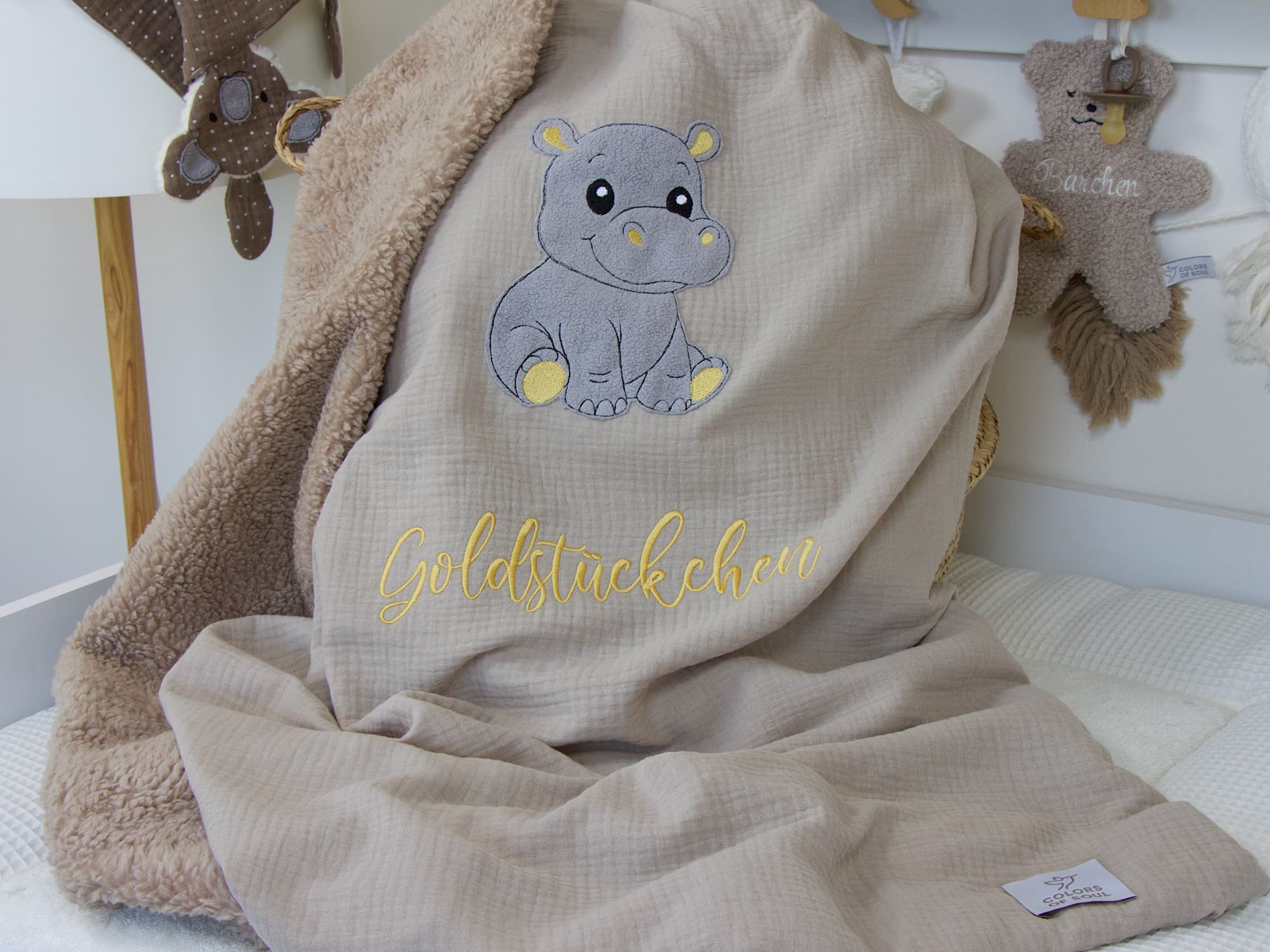Personalisierte Kuscheldecke in Sand mit Nilpferd-Applikation und Schriftzug Goldstückchen – Musselin & Teddyplüsch sand