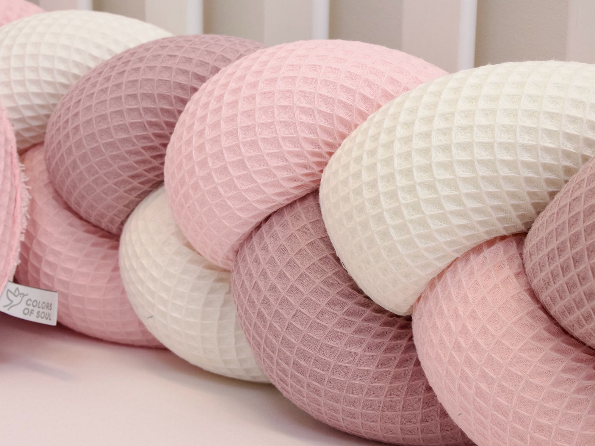 Waffelpique creme, hellrosa, altrosa – handgemachte geflochtene Bettumrandung