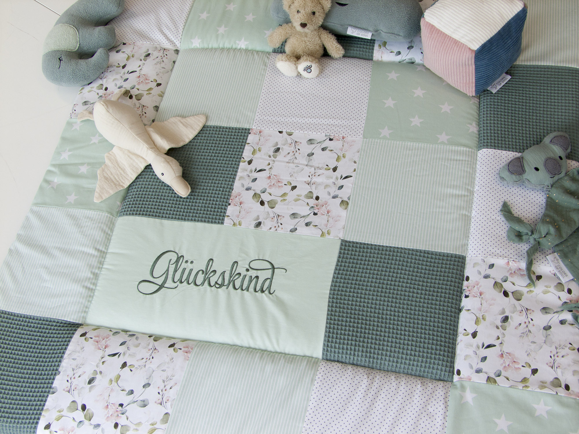 Patchwork Krabbeldecke - Gartenblumen rosa / Waffelpique altgrün / mint