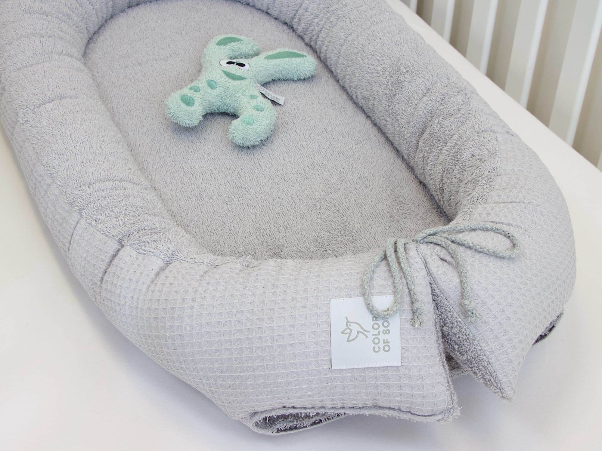 Modernes Babynest Hellgrau aus Waffelpique und Frottee – stilvolles Accessoire fürs Babyzimmer