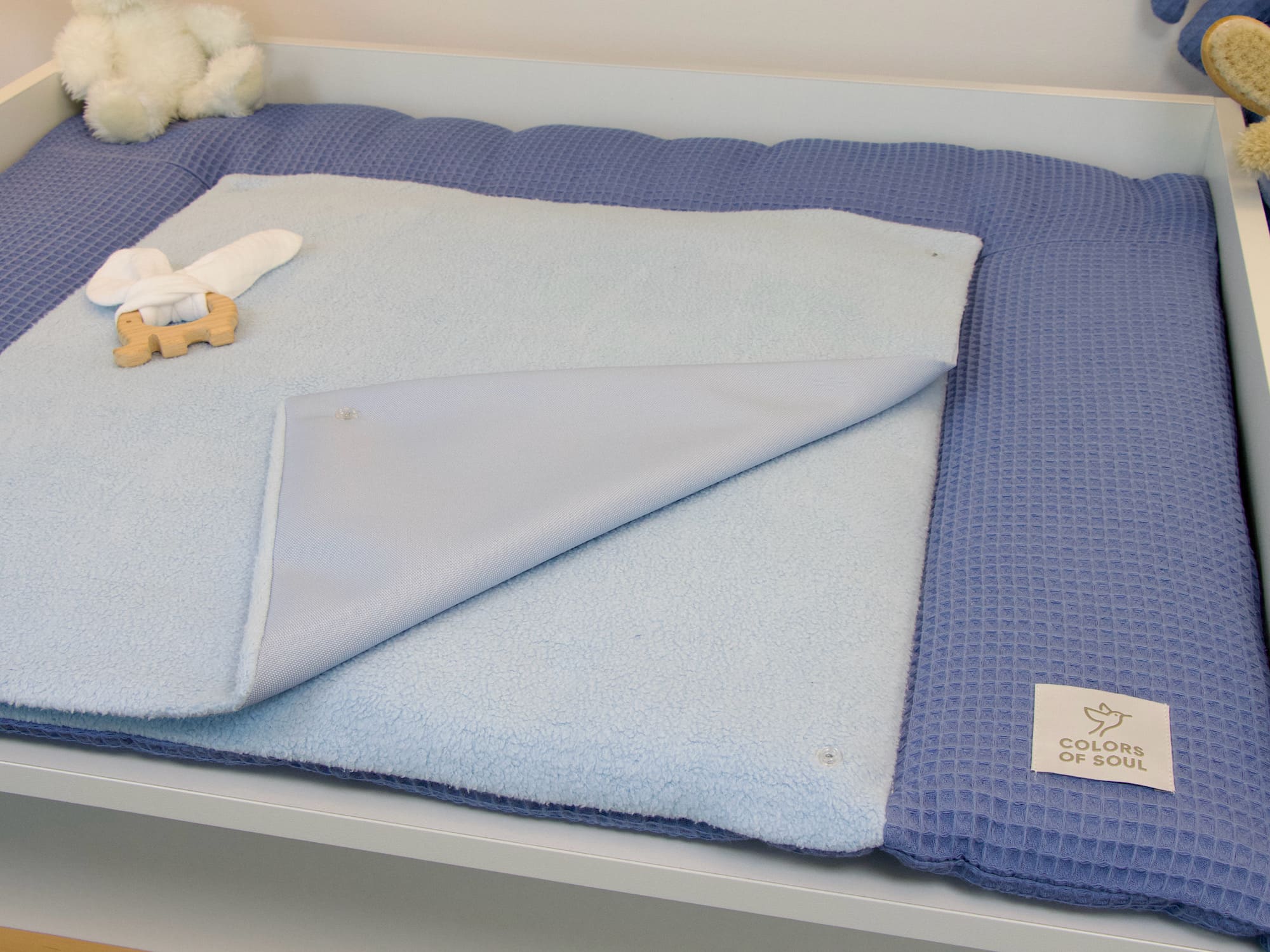 Weiche Wickelfläche aus Baumwollfleece in Blau mit Umrandung aus Waffelpique