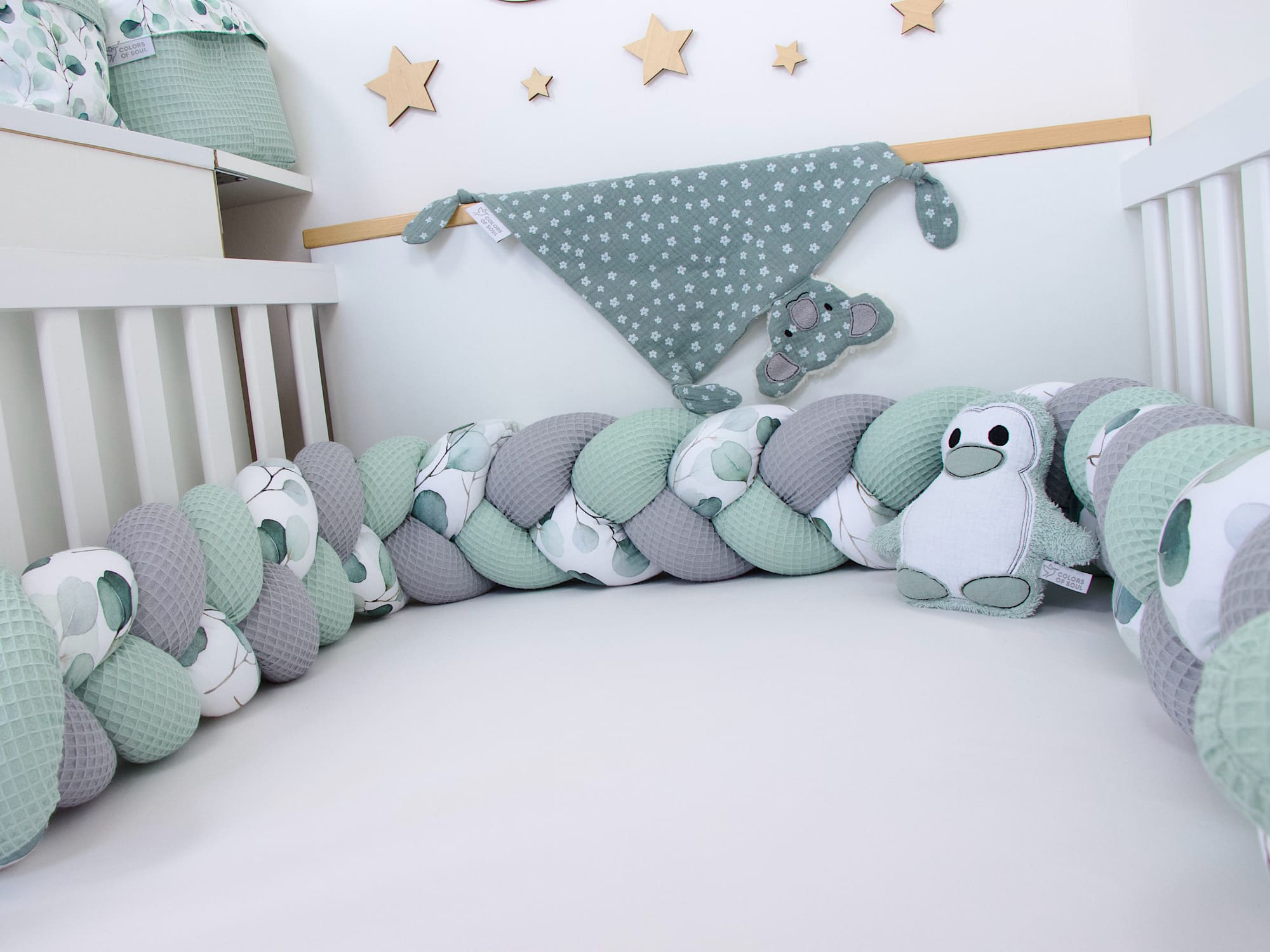 Bettschlange geflochten Hellmint Grau & Eukalyptus – stilvoller Schutz und Deko im Babyzimmer