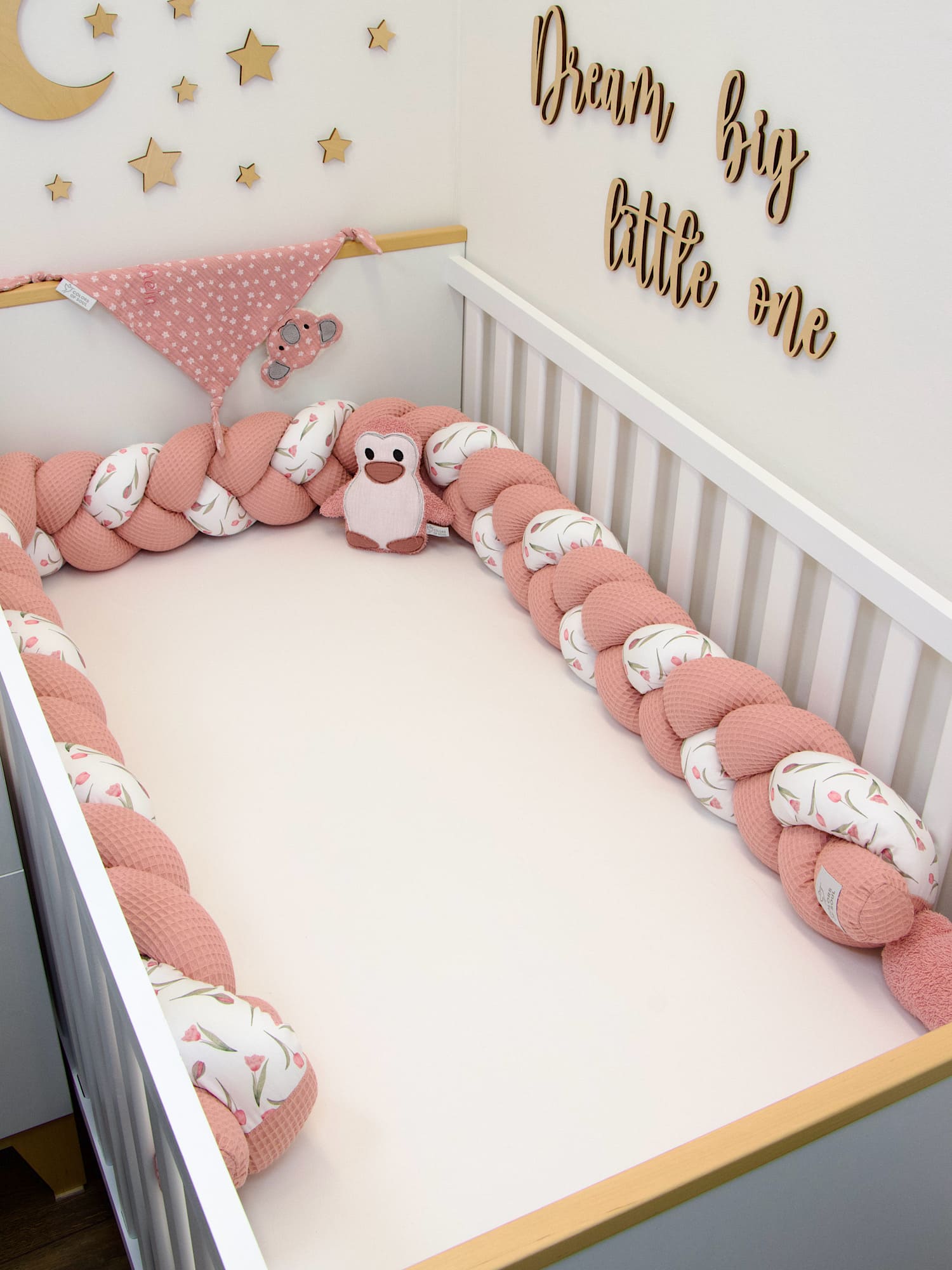 Handgemachte Bettschlange Blush für Babybett und Beistellbett