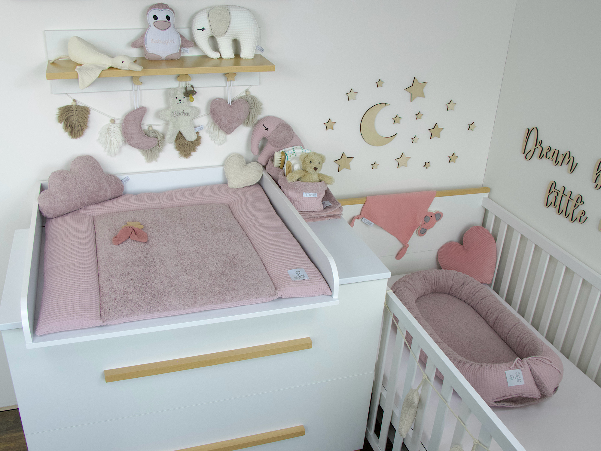 Zartes Babynest Altrosa mit Elefanten-Stofftier im weißen Babybett – handmade mit Liebe