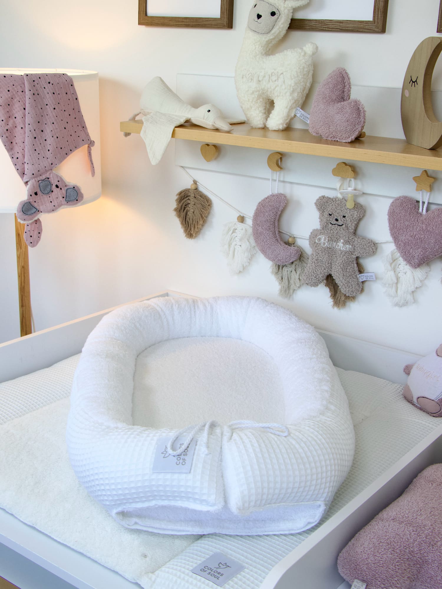 Weißes Babynest aus Baumwolle – sicherer Schlafplatz für Neugeborene im Elternbett