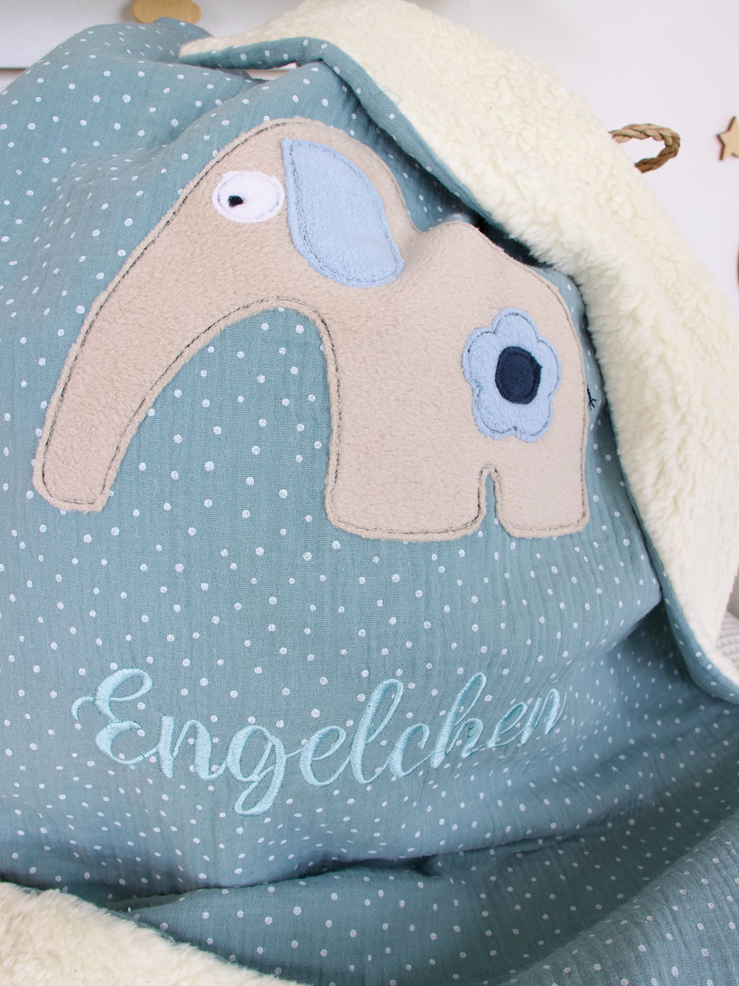 Liebevoll gestaltete Babydecke personalisiert Elefant mit Blume – Musselin mit weißen Punkten aqua / Teddyplüsch creme