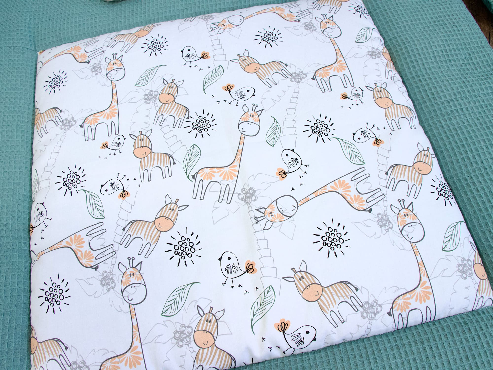 Krabbeldecke - Giraffe und Zebra / Waffelpique altgrün