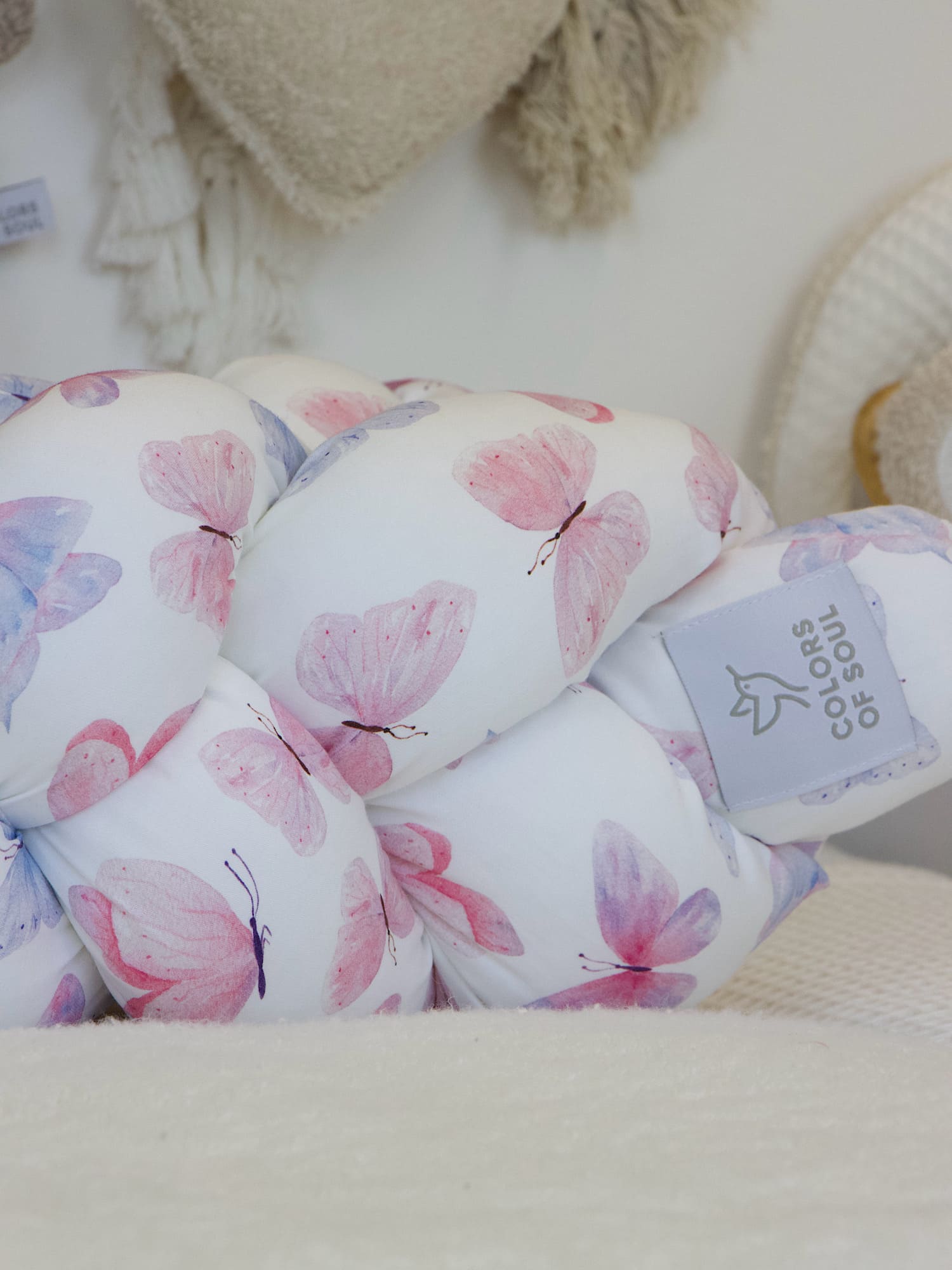 Bettschlange Schmetterlinge Aquarell im Babybett – liebevolle Bettumrandung in Pastellfarben
