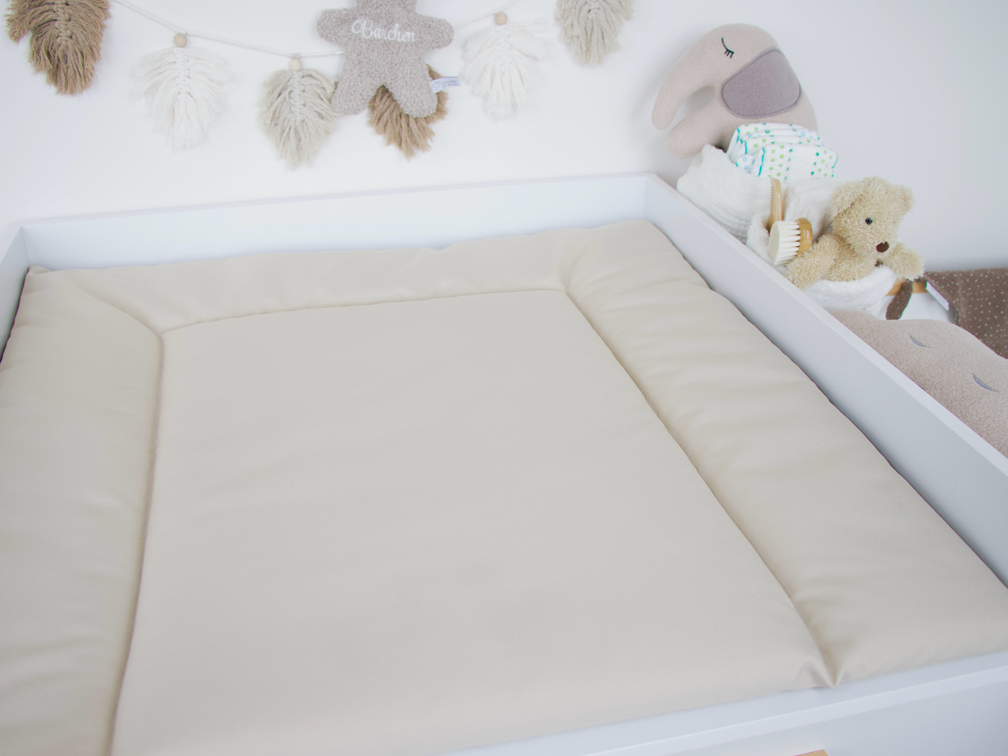 Detailansicht abwaschbare Wickelauflage beige mit wasserabweisender Oberfläche