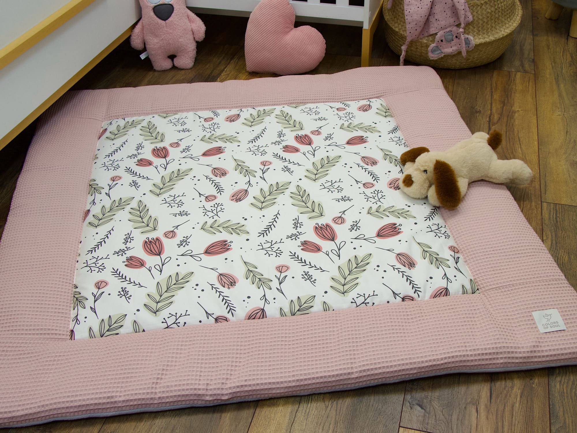 Baby Krabbeldecke mit zartem Blumenmotiv in Rosa und Grün auf weißem Baumwollsatin