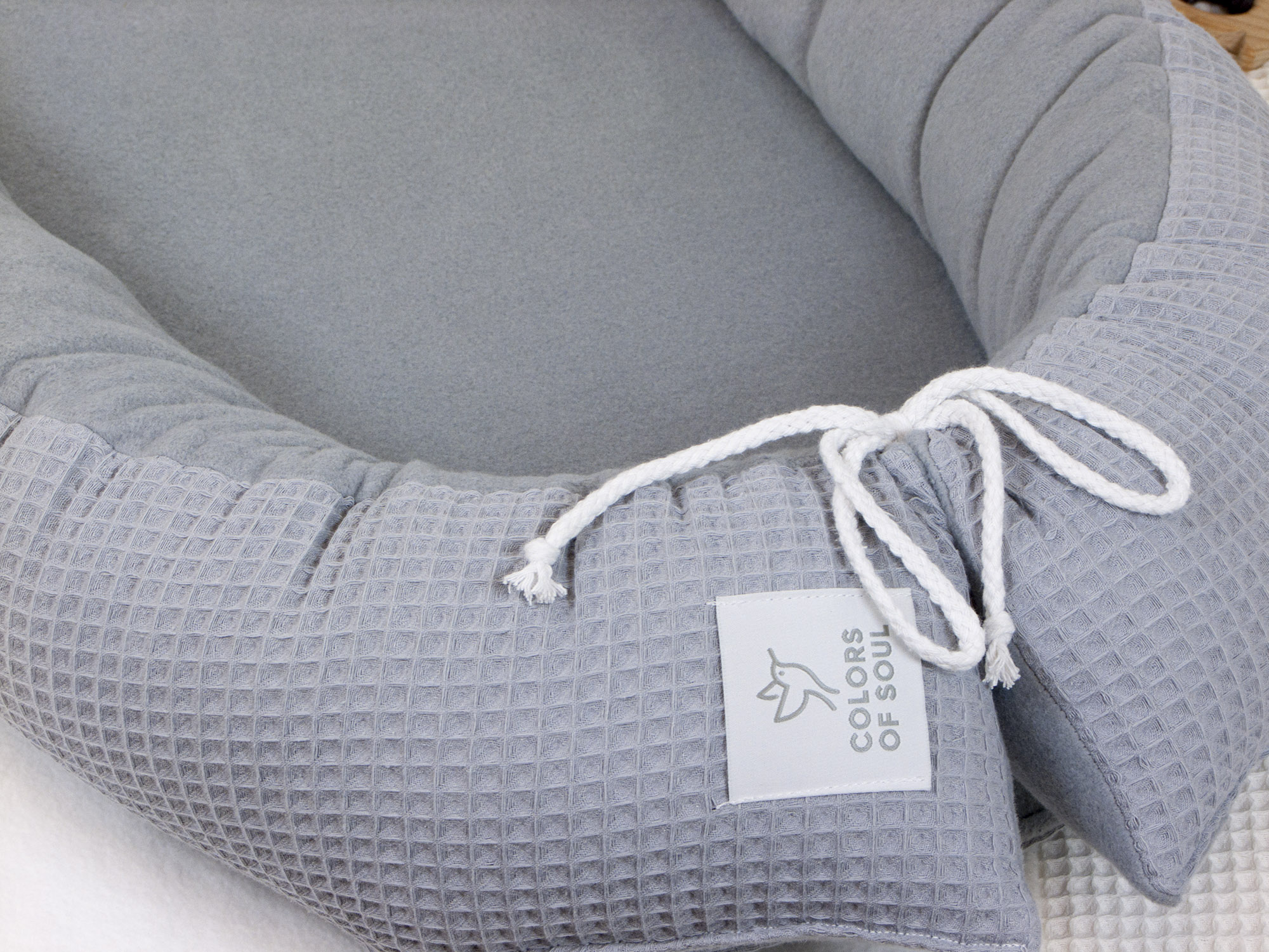 Weiches Babynestchen Waffelpique grau / Baumwollfleece mittelgrau – liebevoll handgenäht