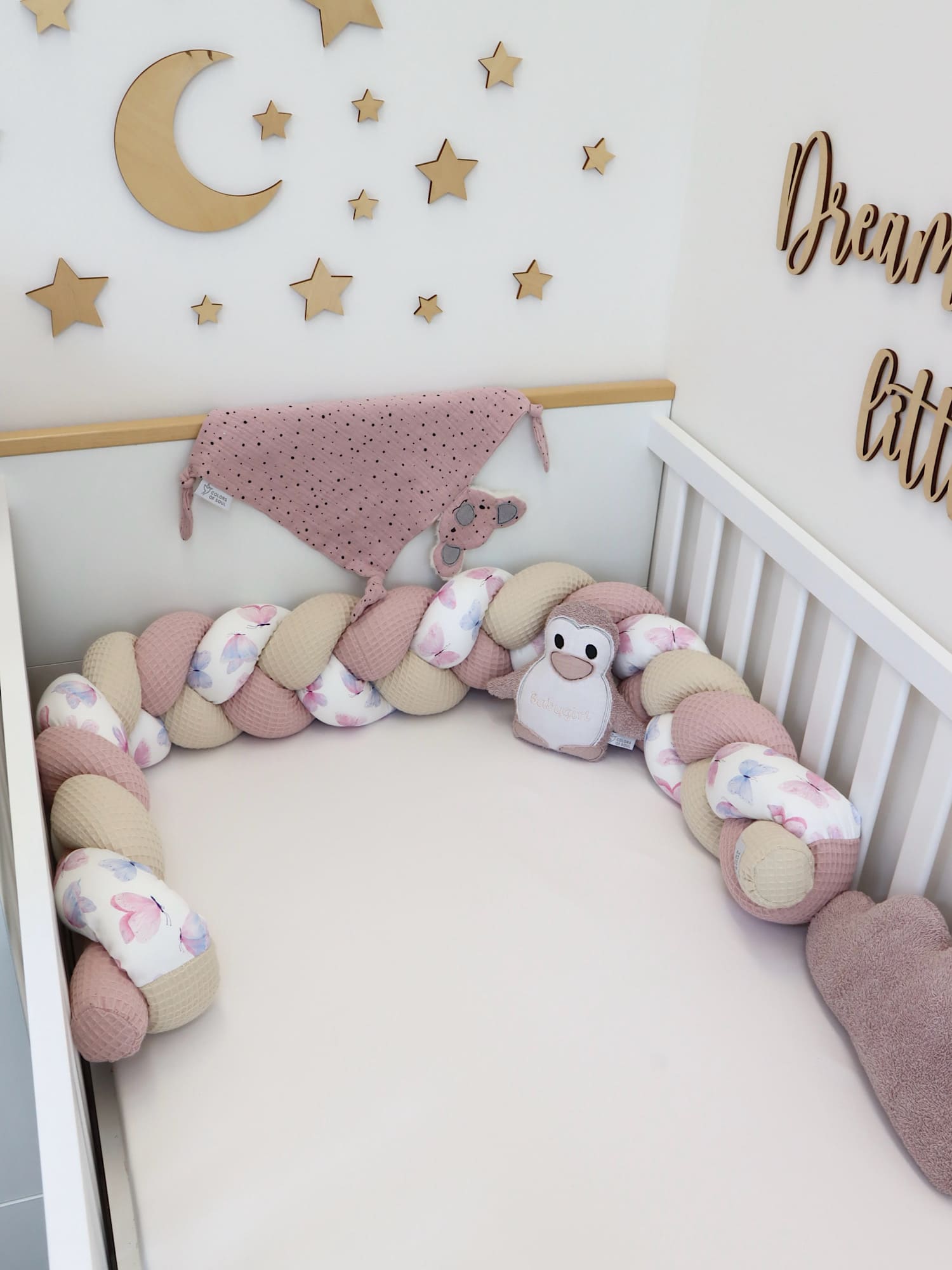 Geflochtene Bettschlange aus Baumwolle mit Aquarell-Schmetterlingen – liebevolle Handarbeit für das Babyzimmer