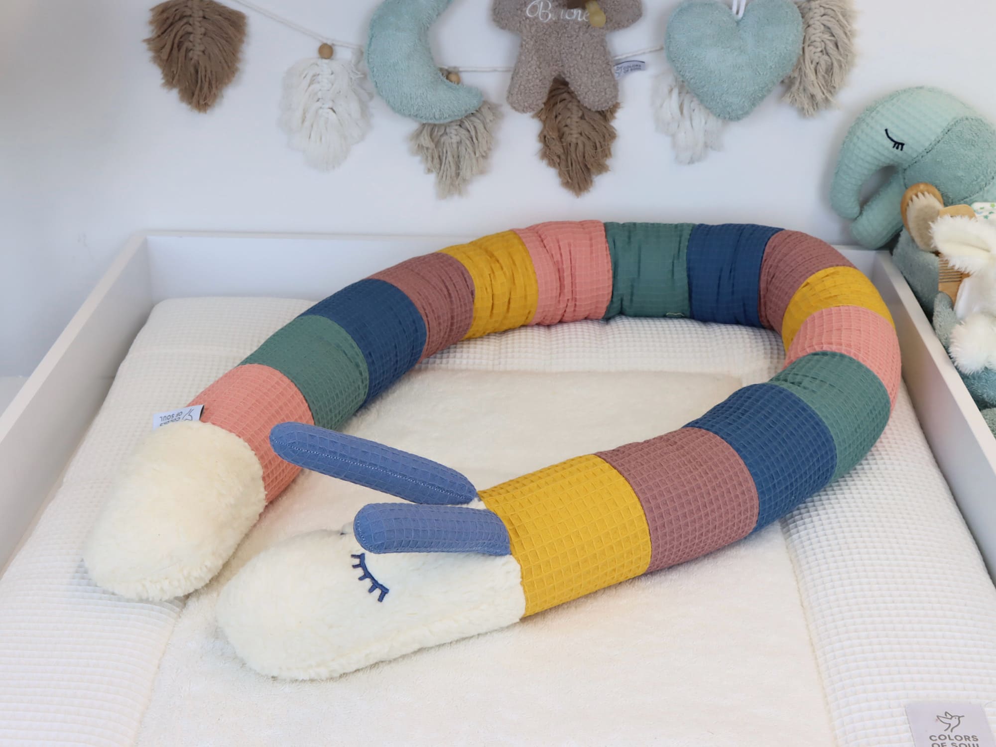 Puckschnecke Waffelpique mit Hasenkopf aus Teddyplüsch, dekoriert vor Herz- und Monddeko im Babyzimmer.