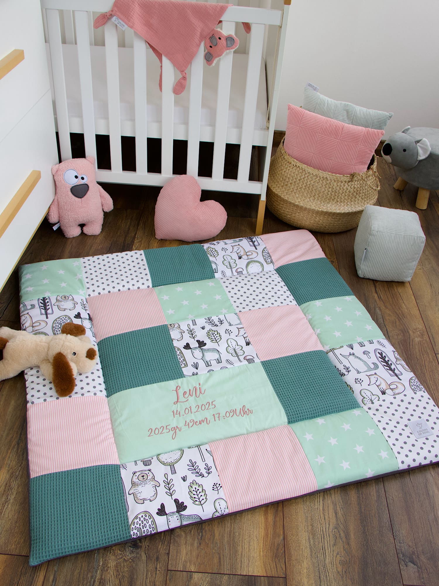 Krabbeldecke Patchwork personalisiert - Waldfreunde / Waffelpique altgrün / mint / altrosa
