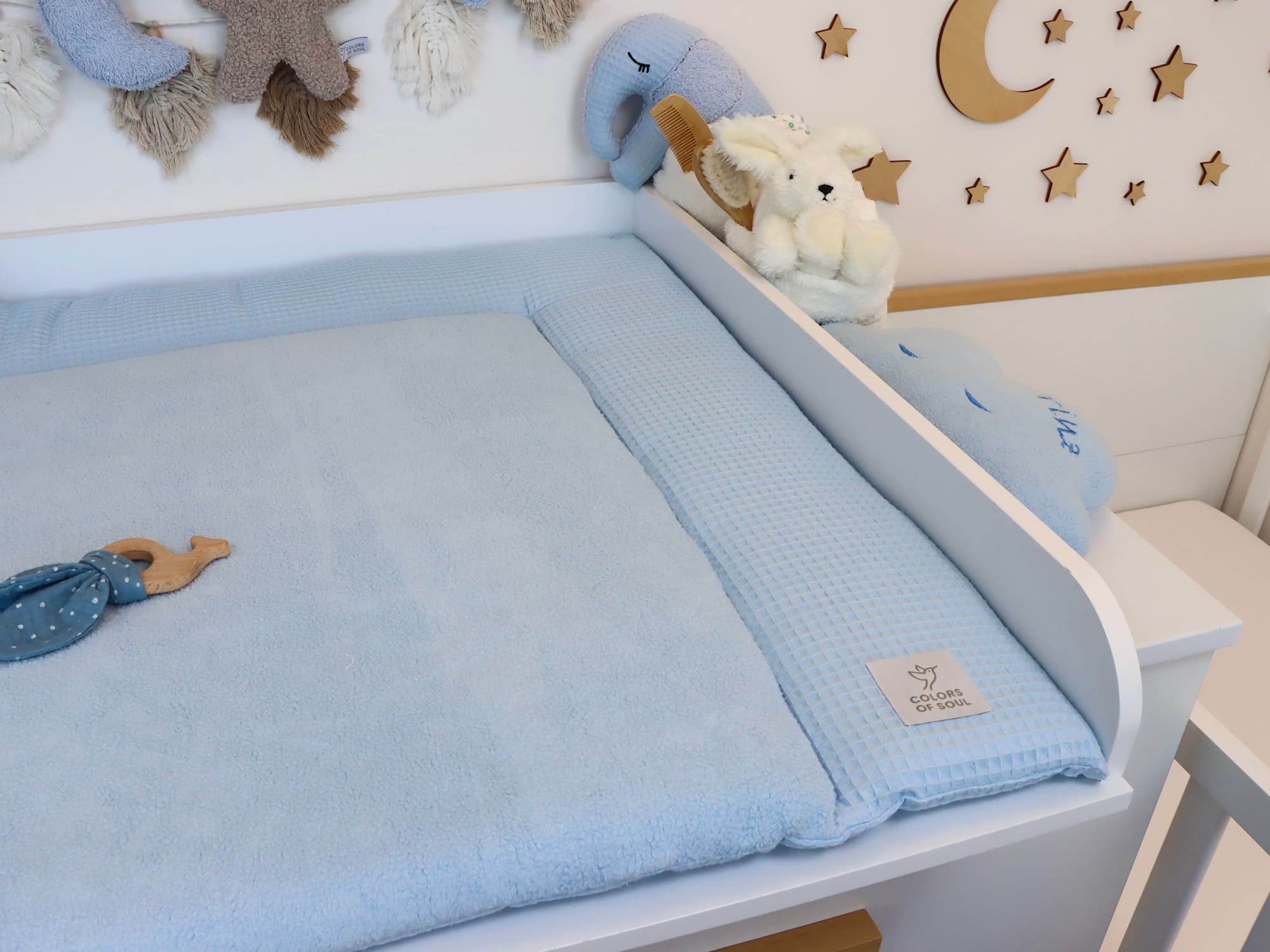 Weiche Wickelauflage in Hellblau – Fleece-Mitte und Waffelpique-Rand auf Wickeltisch im Kinderzimmer