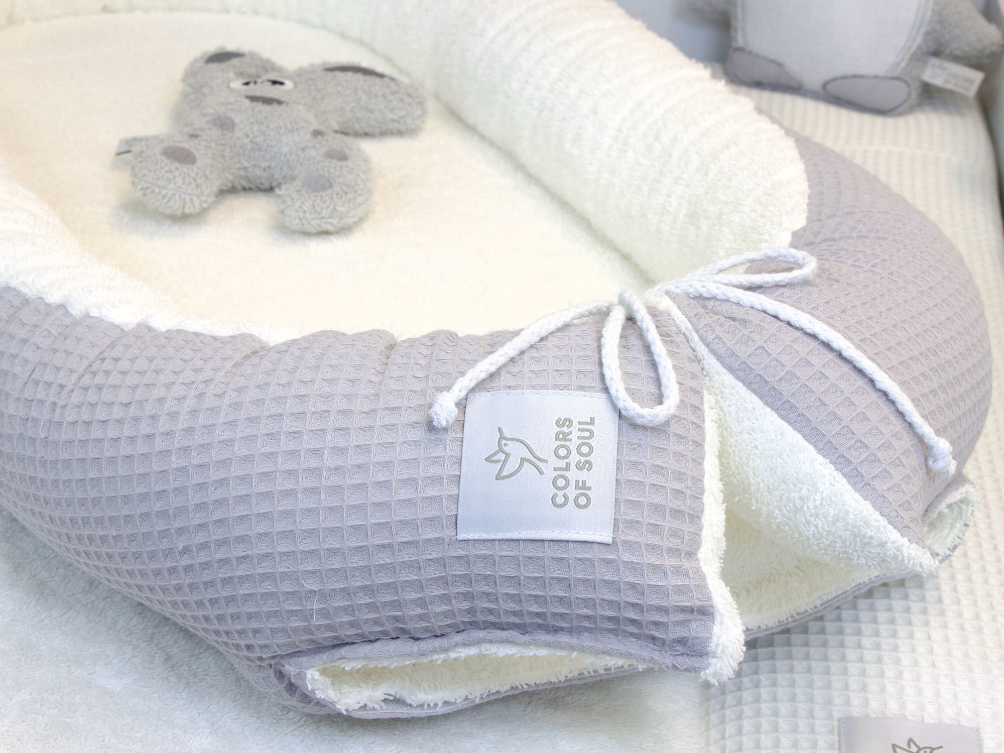 Weiches Babynest Hellgrau Creme – handgenäht aus Öko-Tex-zertifizierten Stoffen