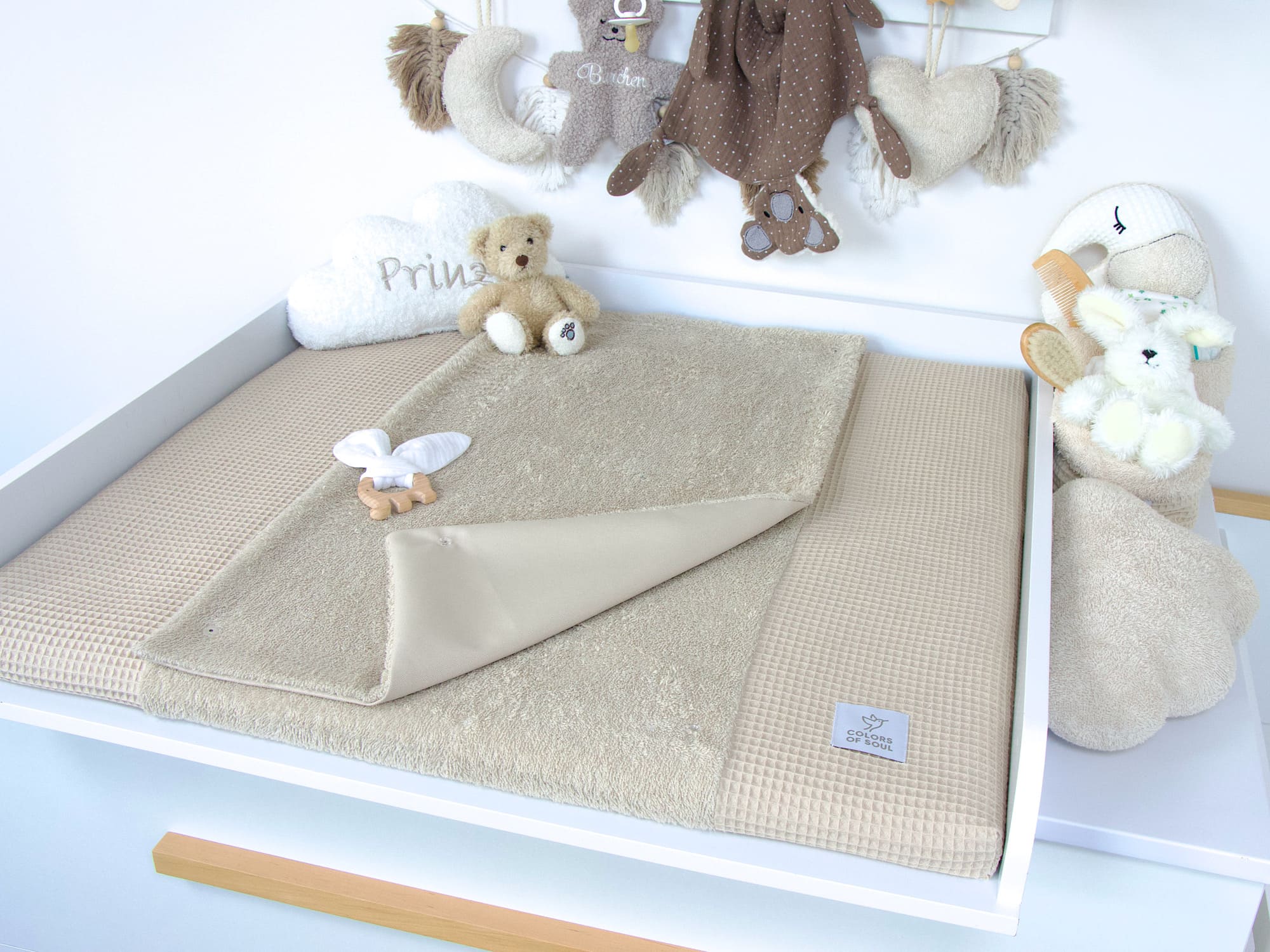 Babyzimmer in Naturtönen mit Wickelauflage in Beige