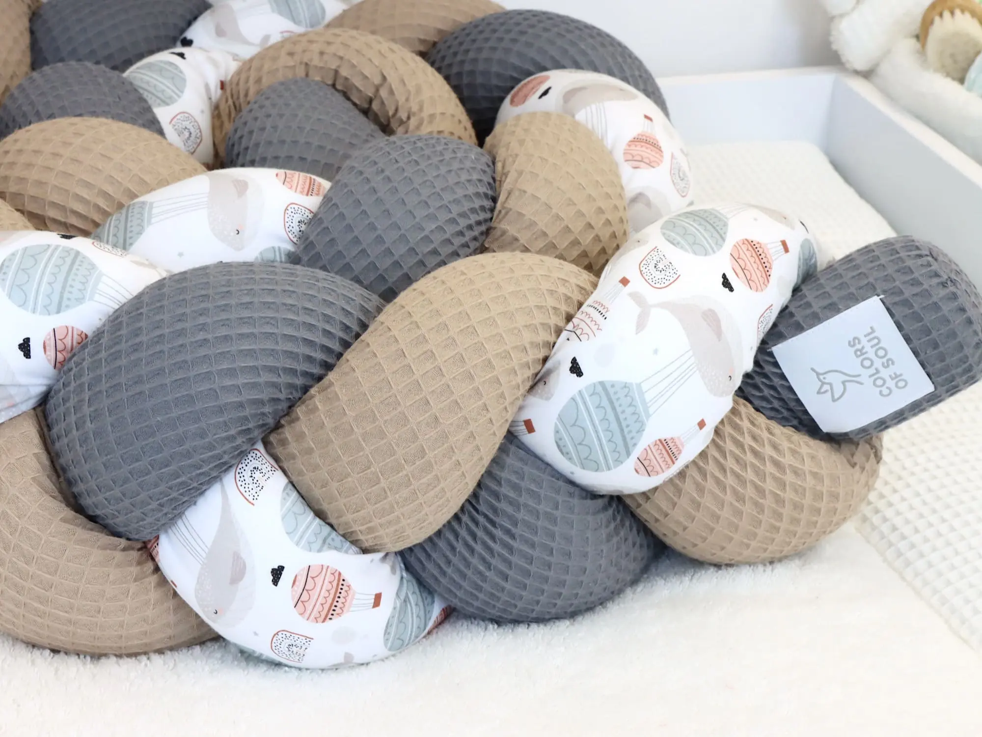 Geflochtene Bettschlange mit schlafenden Walen und Waffelpique Steingrau Dunkelbeige im Babybett