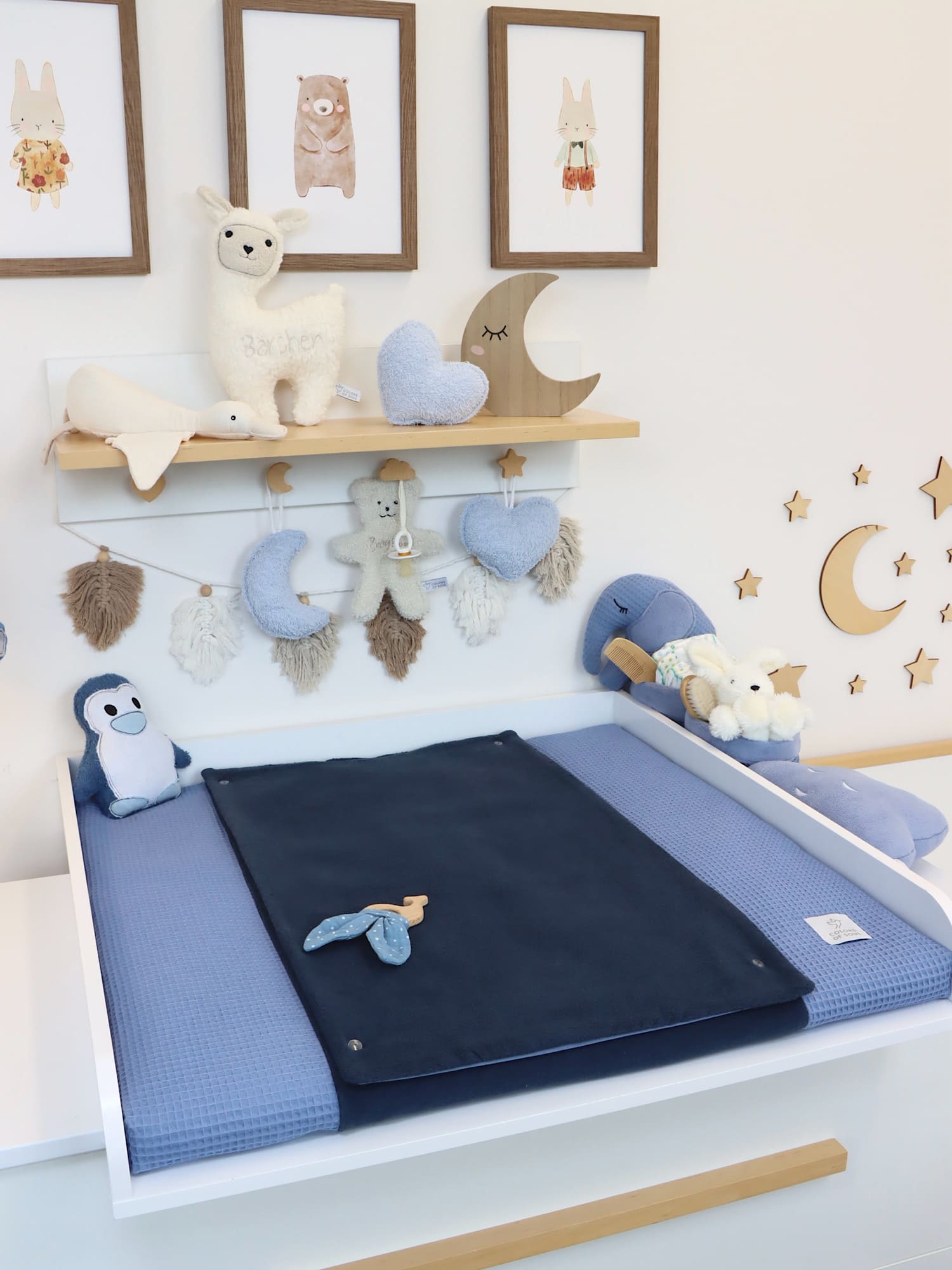 Seitenansicht der Wickelauflage in Blau mit strukturiertem Waffelpique-Bezug und weicher Fleece-Oberfläche.