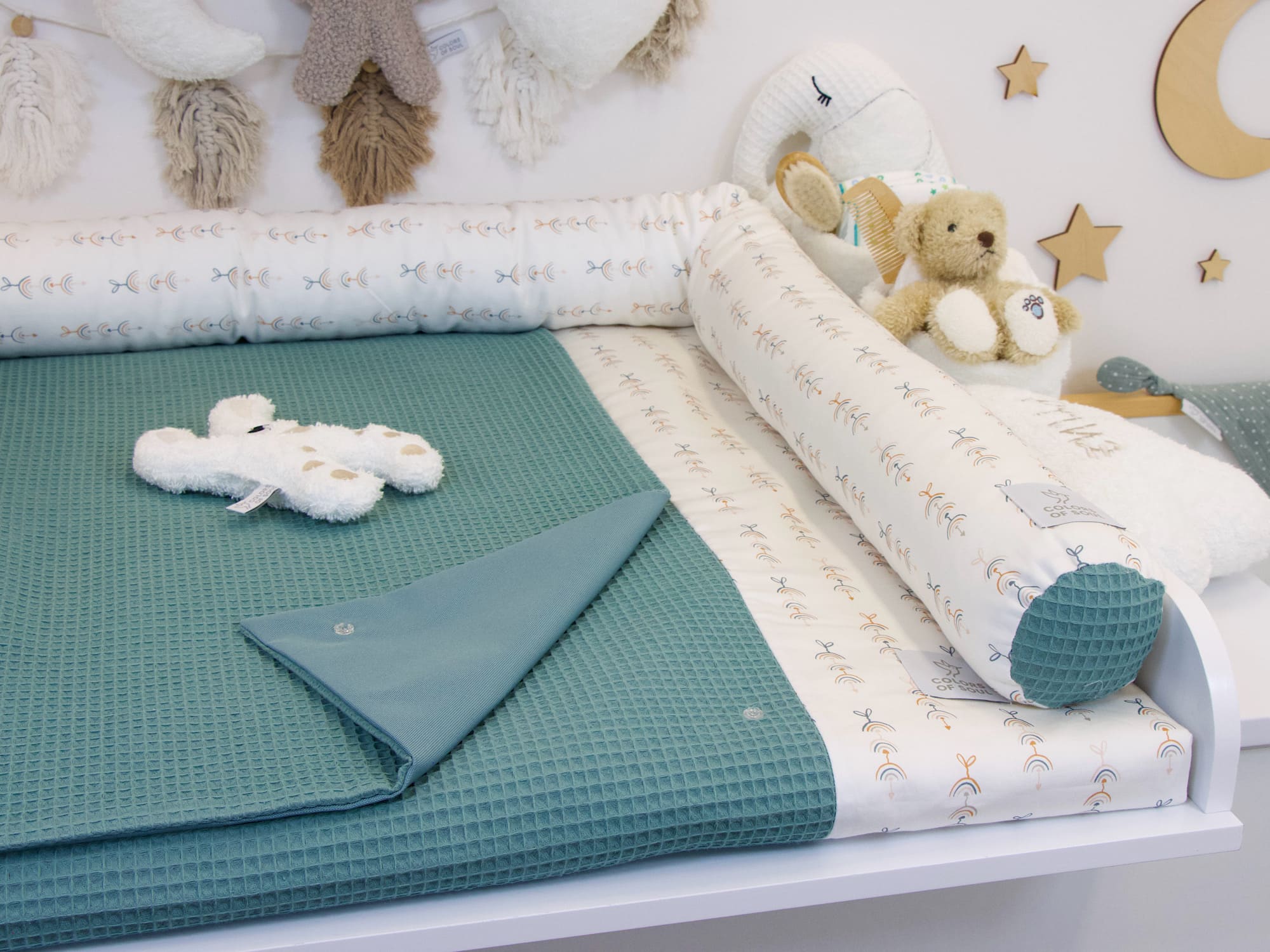 3-er SET - Wickelauflage mit Inlett, Babynest, Bettrolle - Mobile Regenbogen / Waffelpique altgrün