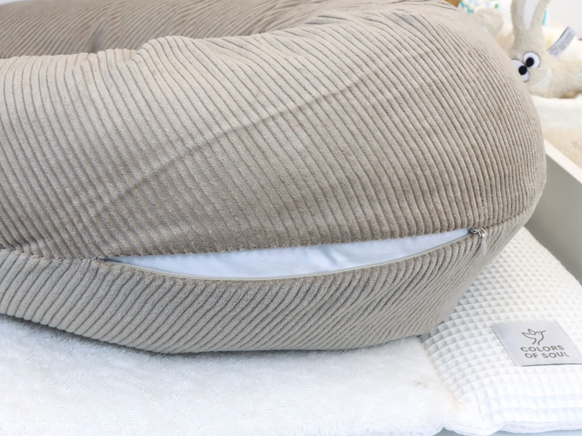 eißverschluss am Stillkissen Bezug – abnehmbarer Cordbezug in Beige