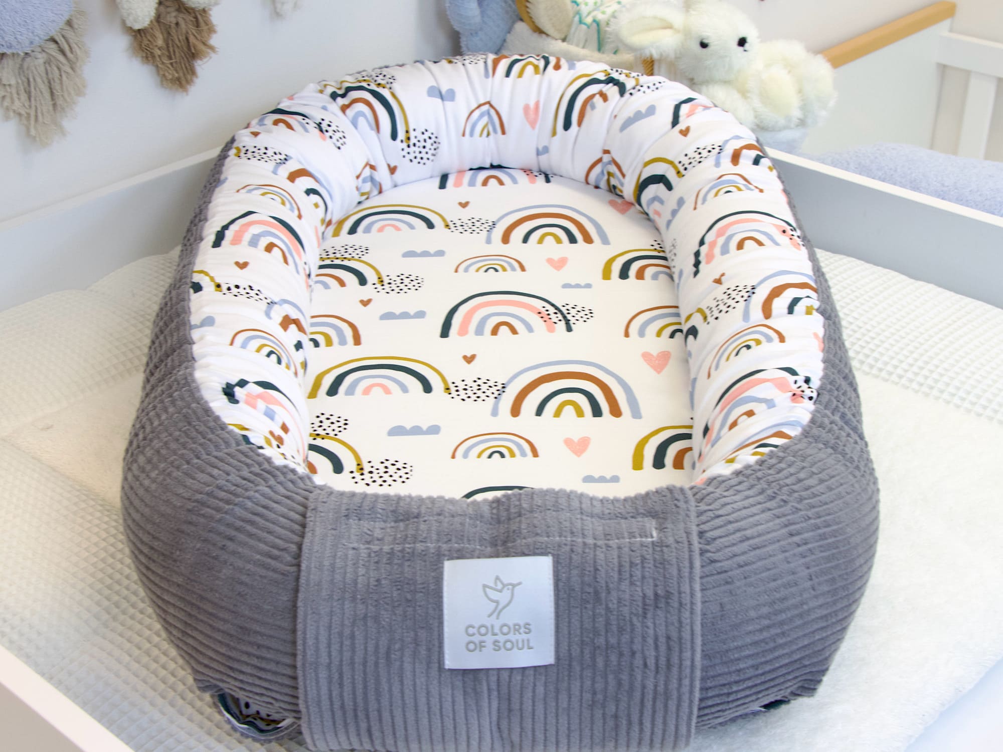 Babynestchen - Regenbogen und Herzen / Cord grau