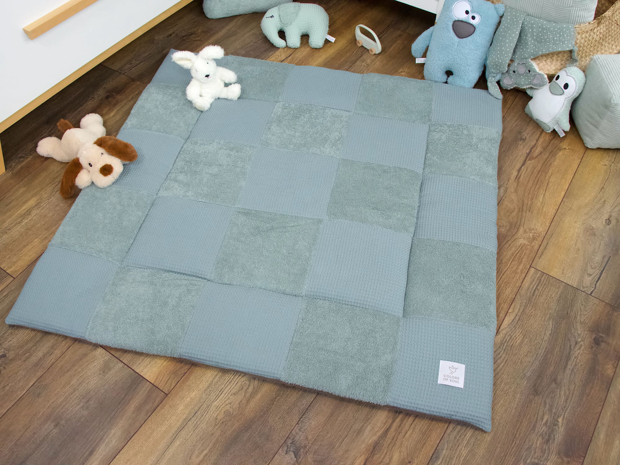 Personalisierte Patchwork Krabbeldecke aus Frottee und Waffelpique in Dusty Altmint im Kinderzimmer
