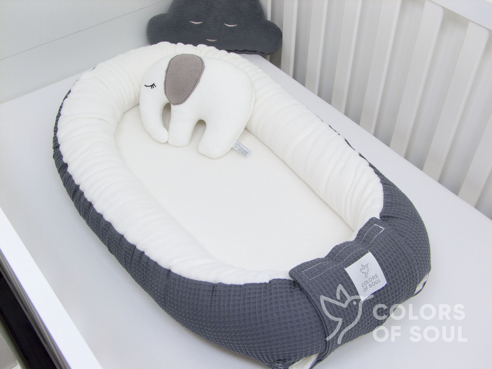 Weiches Babynestchen Waffelpique steingrau / Baumwollfleece creme – liebevoll handgenäht