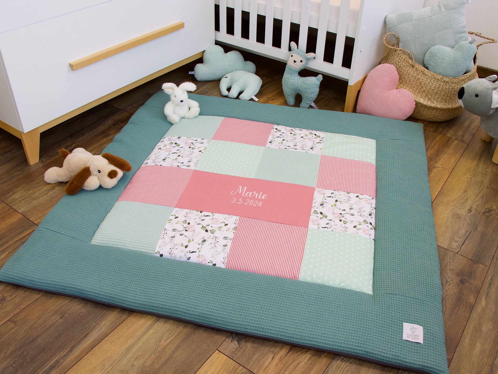 Patchwork Krabbeldecke - Gartenblumen rosa / Waffelpique altgrün / blush (mit Rand)