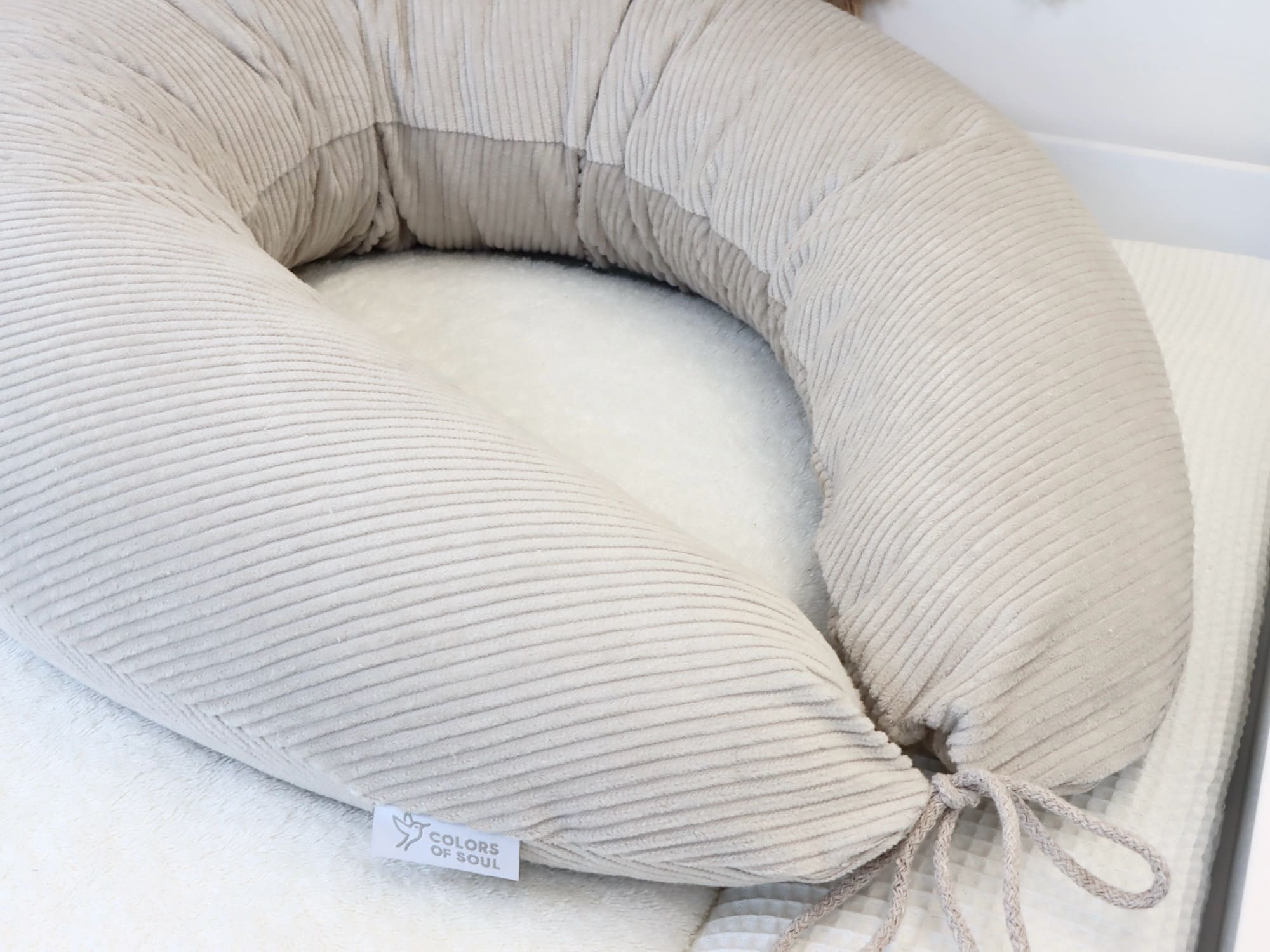 Stillkissen XXL Cord Hellbeige – dekorativ arrangiert mit Babyspielzeug im Kinderzimmer