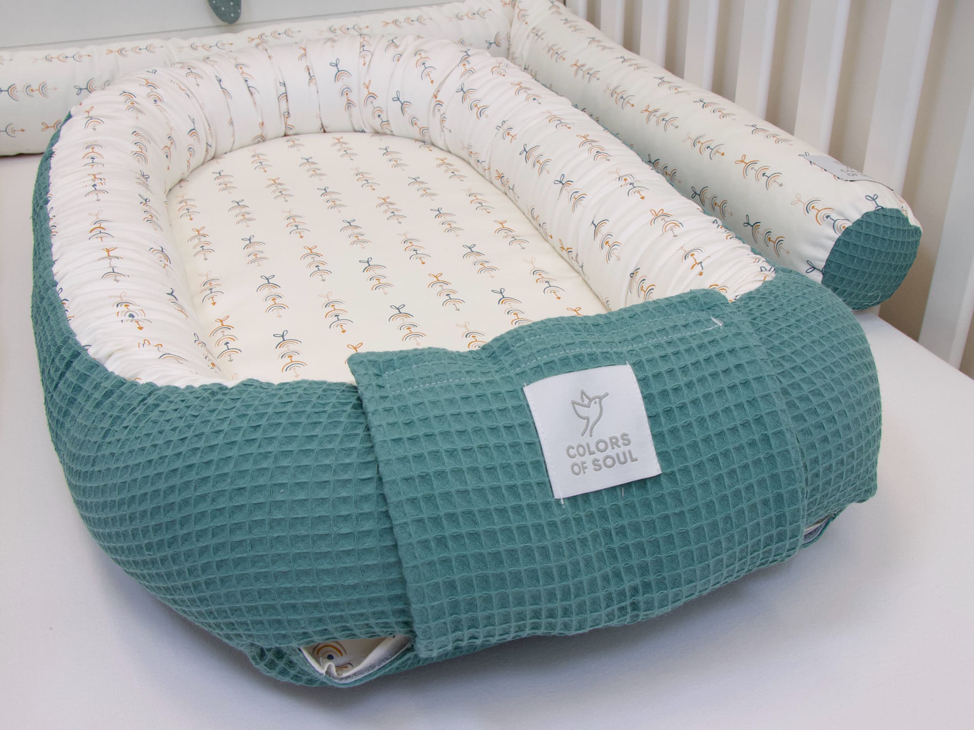 3-er SET - Wickelauflage mit Inlett, Babynest, Bettrolle - Mobile Regenbogen / Waffelpique altgrün
