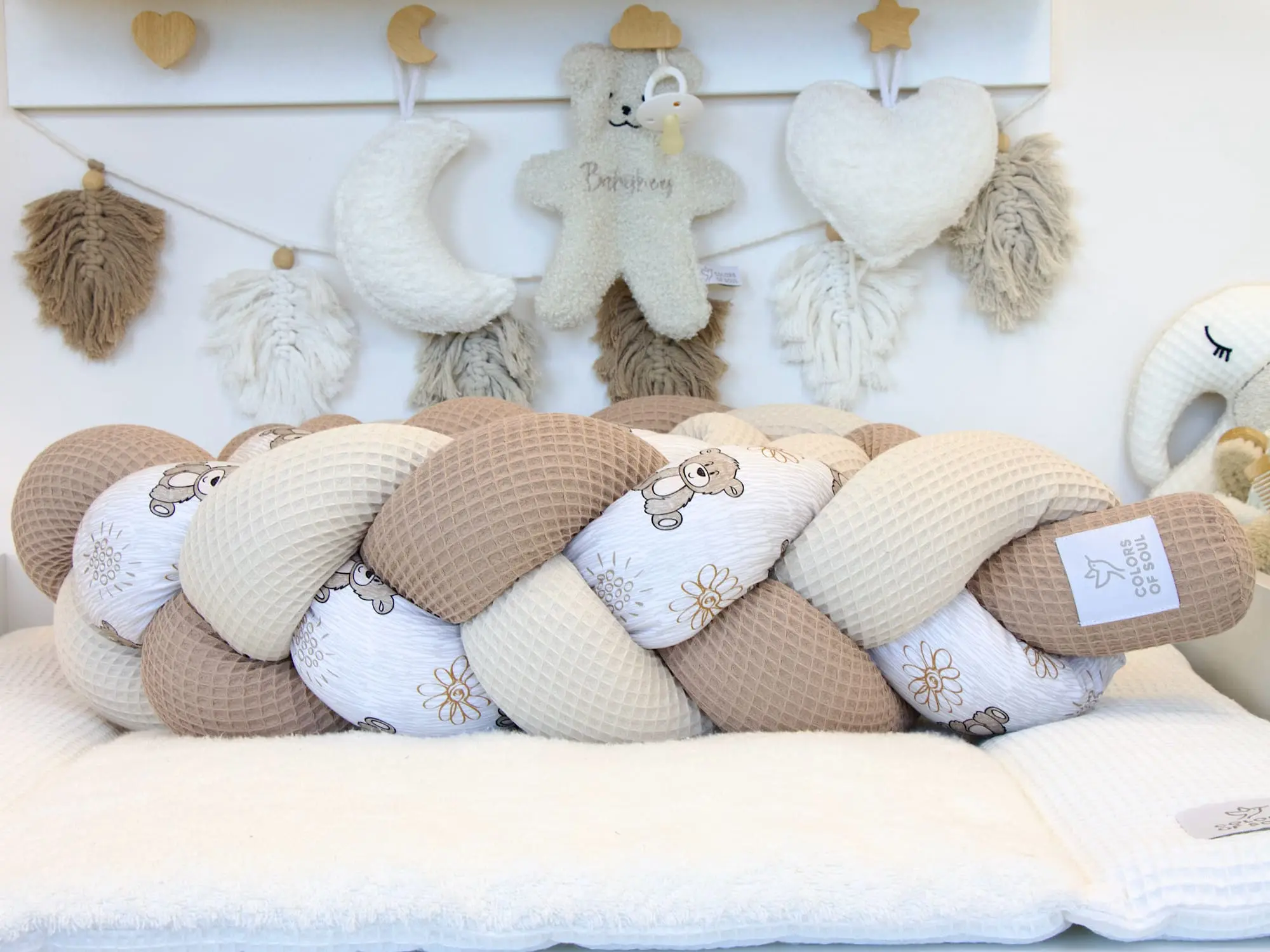 Geflochtene Bettschlange Bärchen als Bettumrandung im Babybett