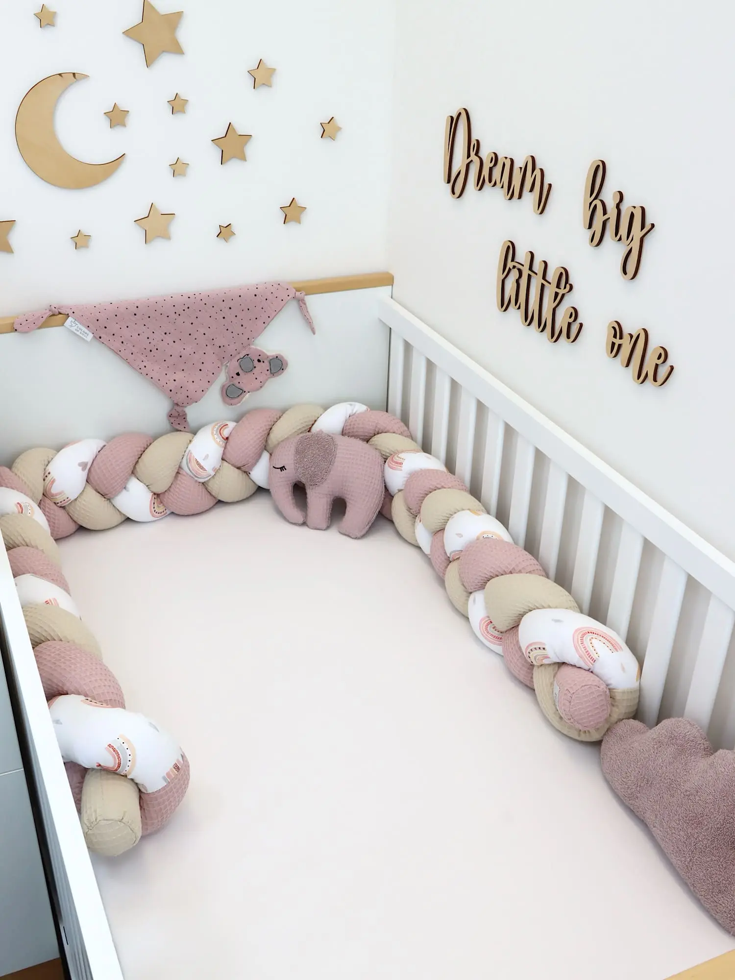 Bettschlange Regenbogen Aquarell in Altrosa und Light Sand im zarten Babyzimmer