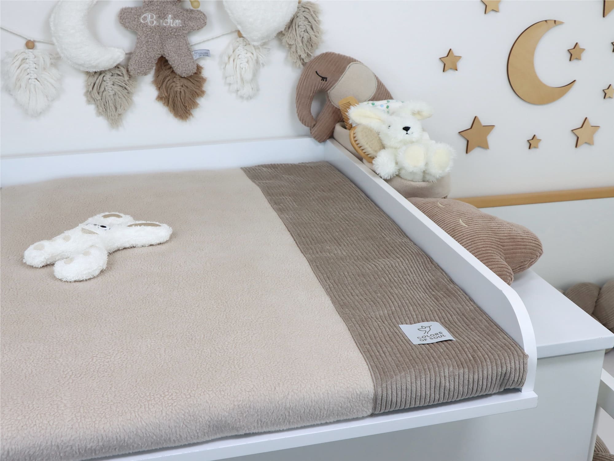 Handgefertigte Wickelauflage aus Cord Beige und Baumwollfleece Beige auf weißem Wickeltisch – stilvolles Babyzimmer mit Naturtönen.