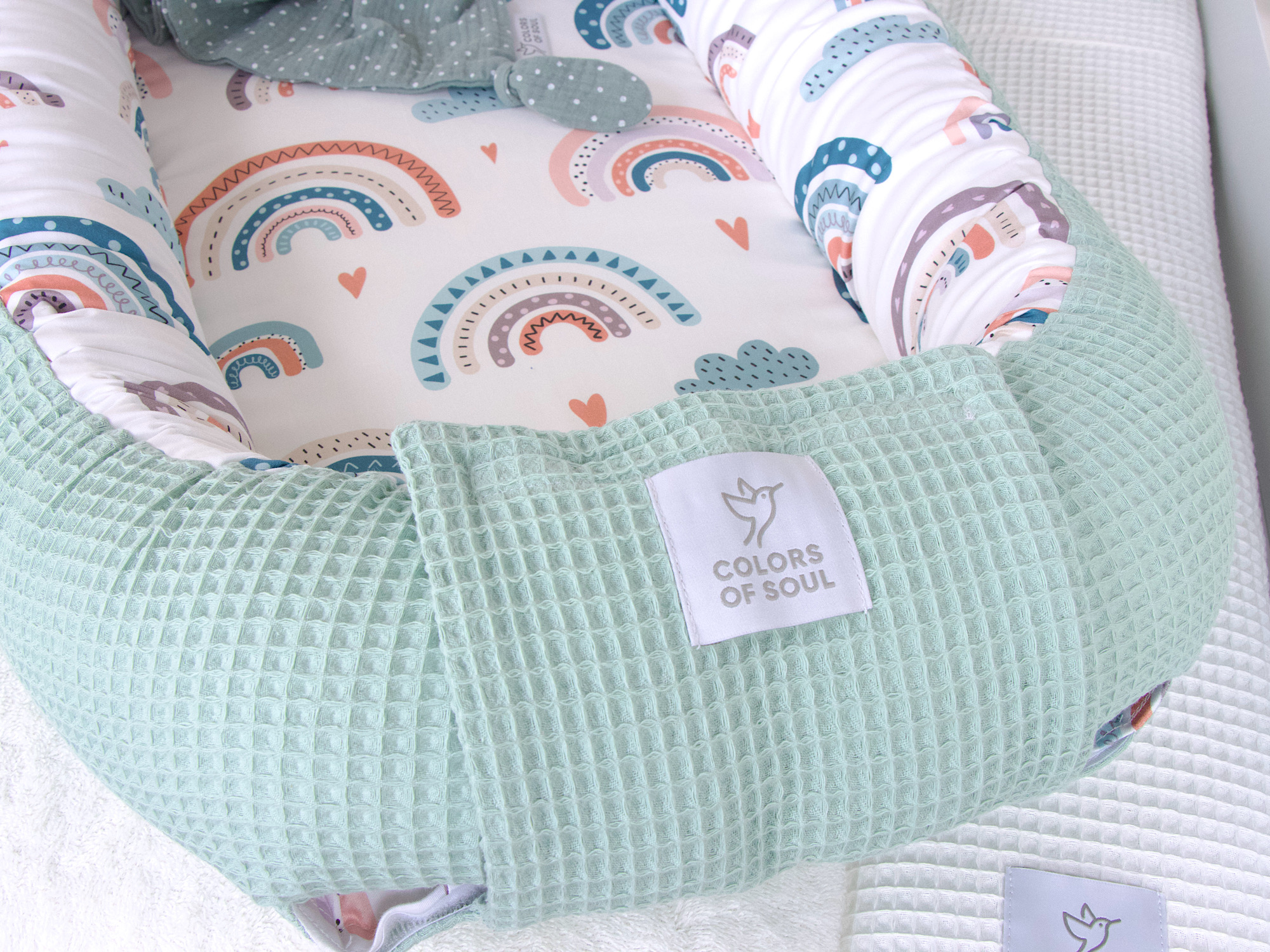 Liebevoll gestaltetes Babynestchen pastell Regenbogen und Herzen / Waffelpique pastellmint