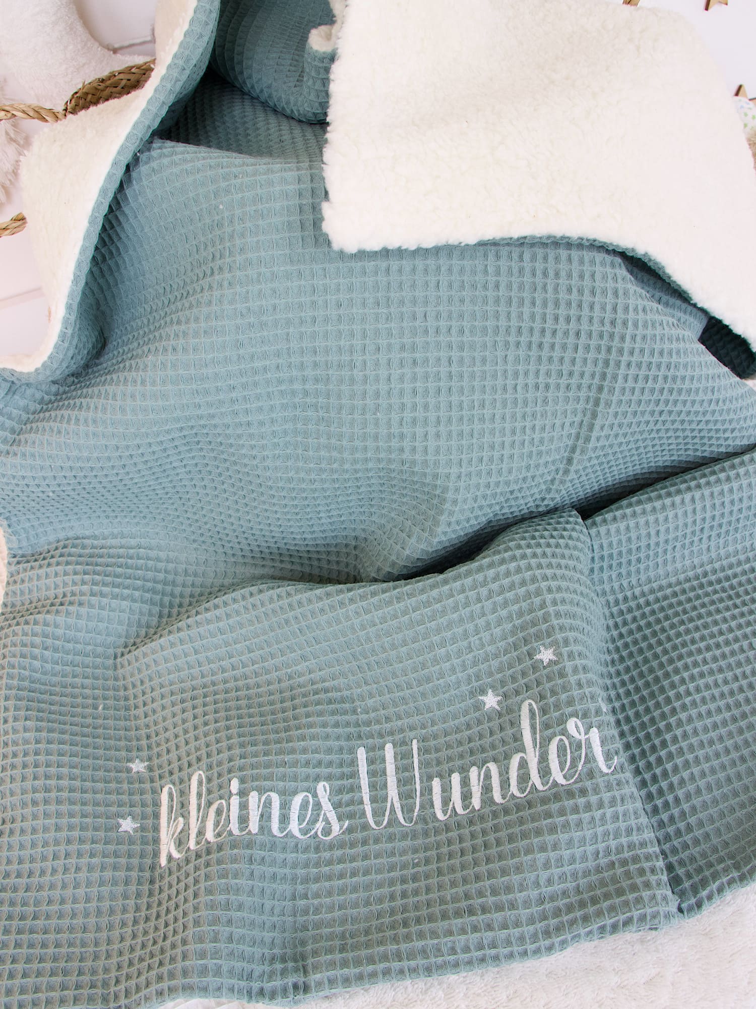 Personalisierte Kuscheldecke - Waffelpique altgrün / Teddyplüsch creme