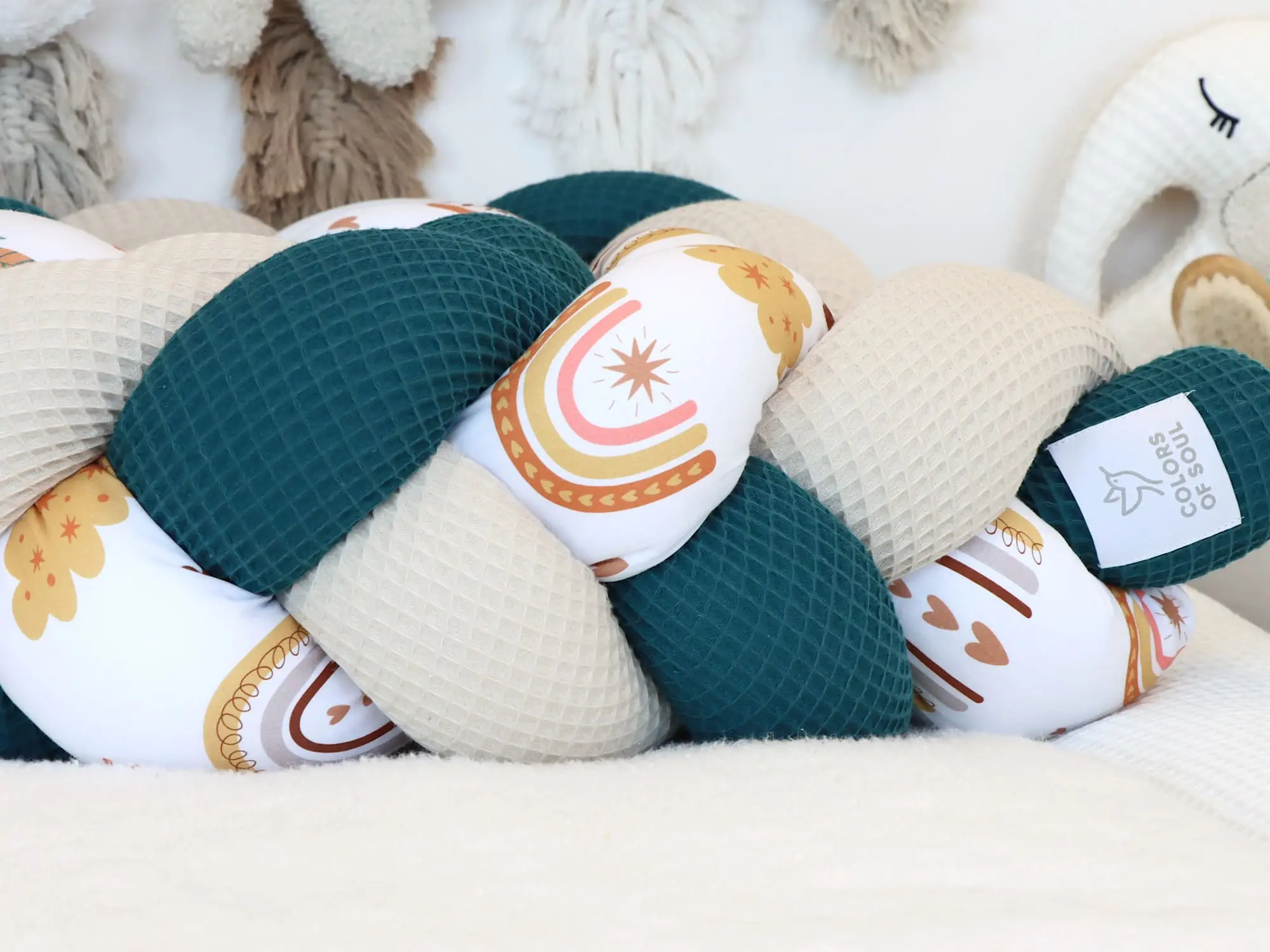Detailaufnahme Bettschlange geflochten mit Waffelpique Petrol Natur und Baby Boho Regenbogen
