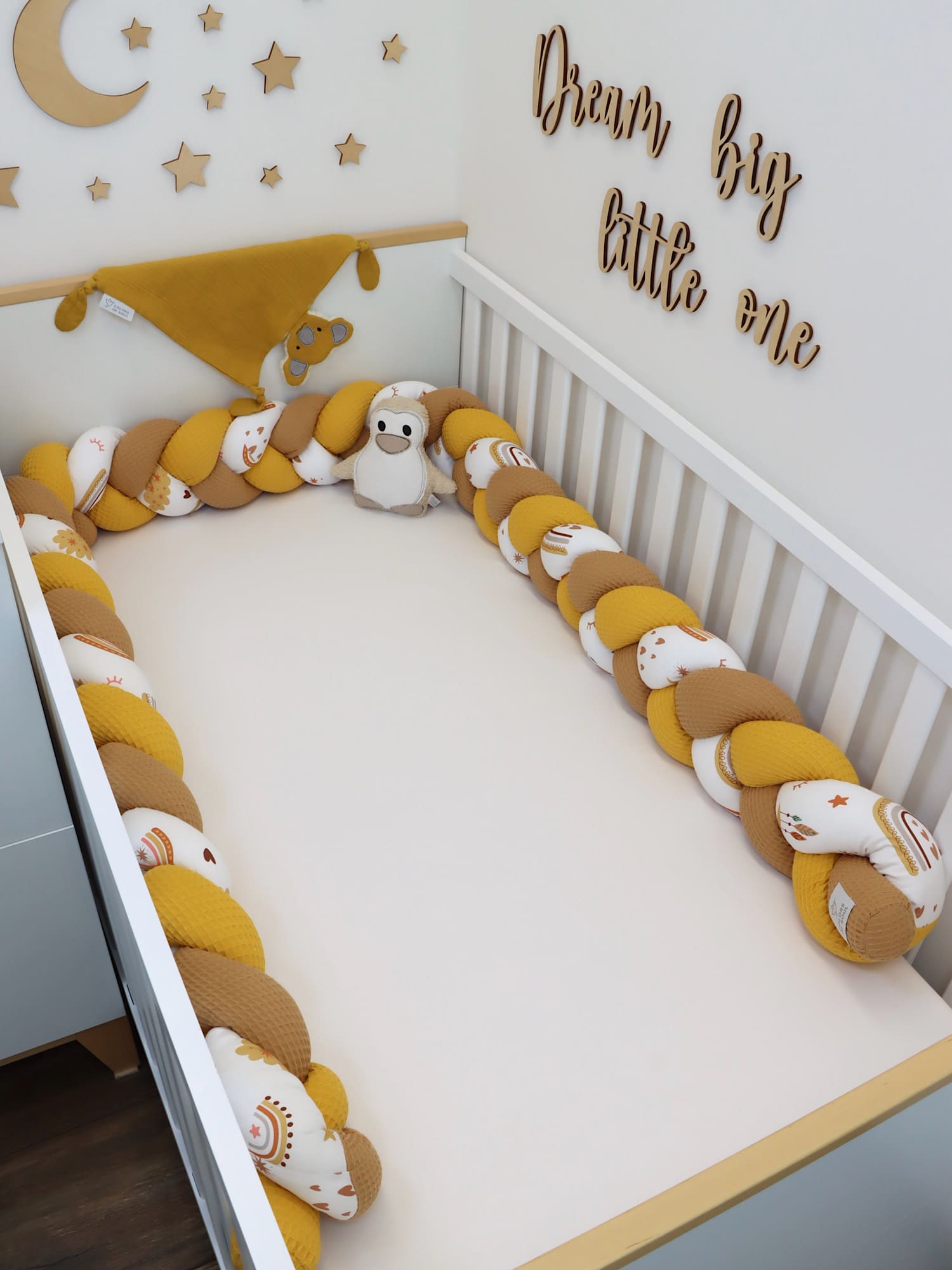 Geflochtene Bettschlange in warmem Gelb und Karamell als Bettumrandung im Babyzimmer – handgemacht von Colors of Soul