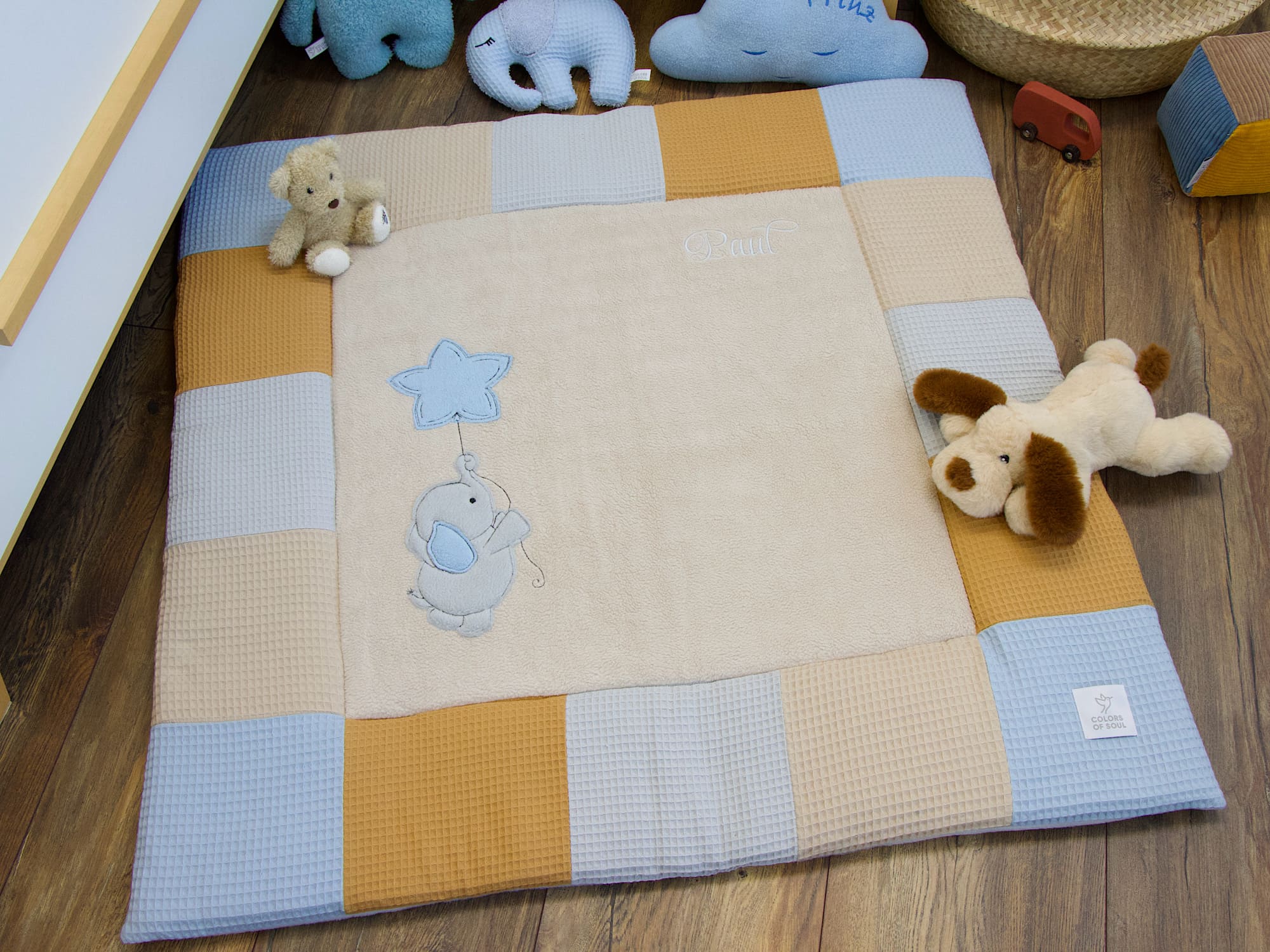 Patchwork Krabbeldecke Elefant mit Luftballon personalisiert – Beige Hellblau Karamell Gesamtansicht