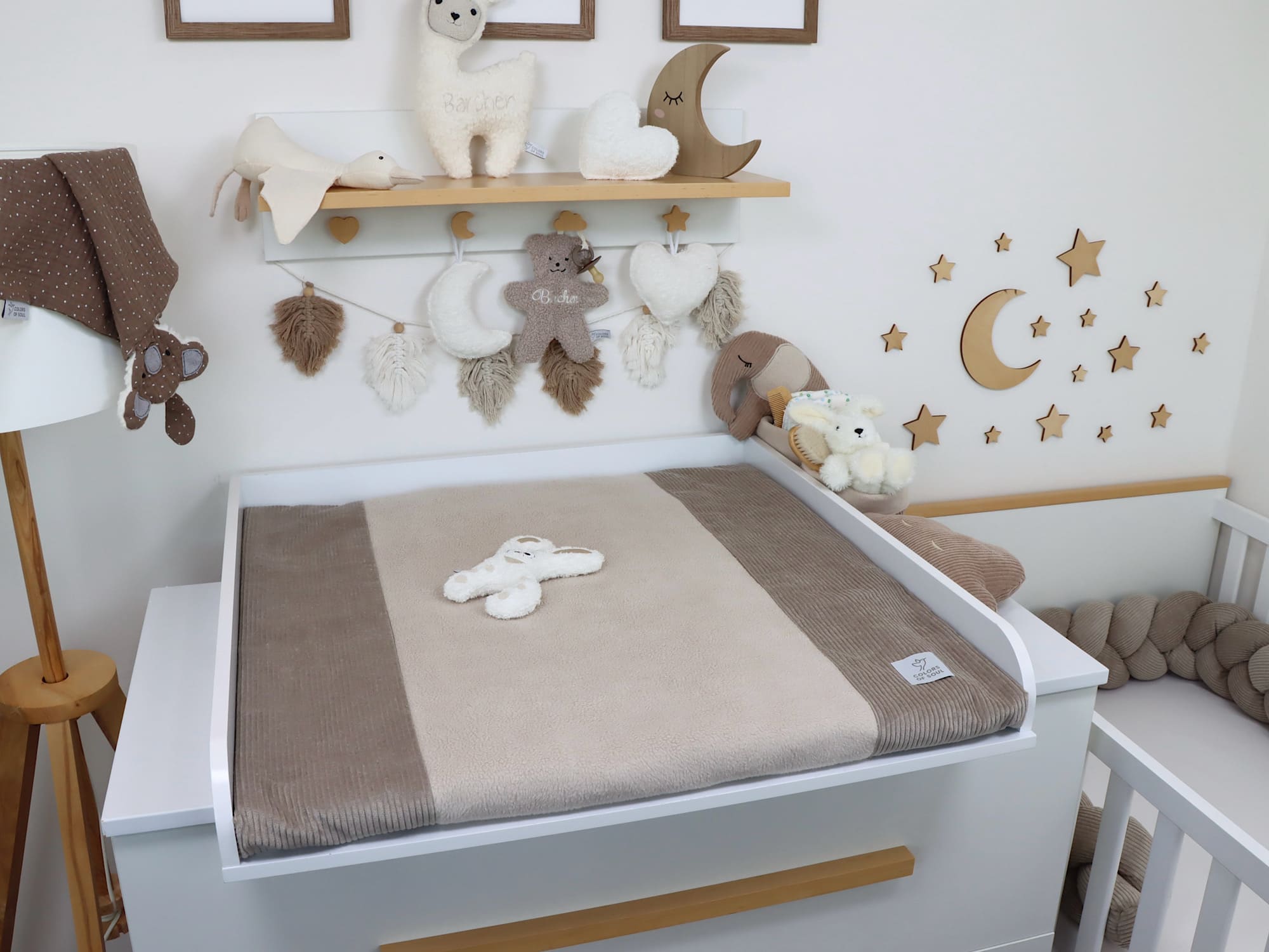 Feincord Wickelauflage in Beige mit Fleece-Mitte – detailreiche Nahaufnahme der handgefertigten Oberfläche.